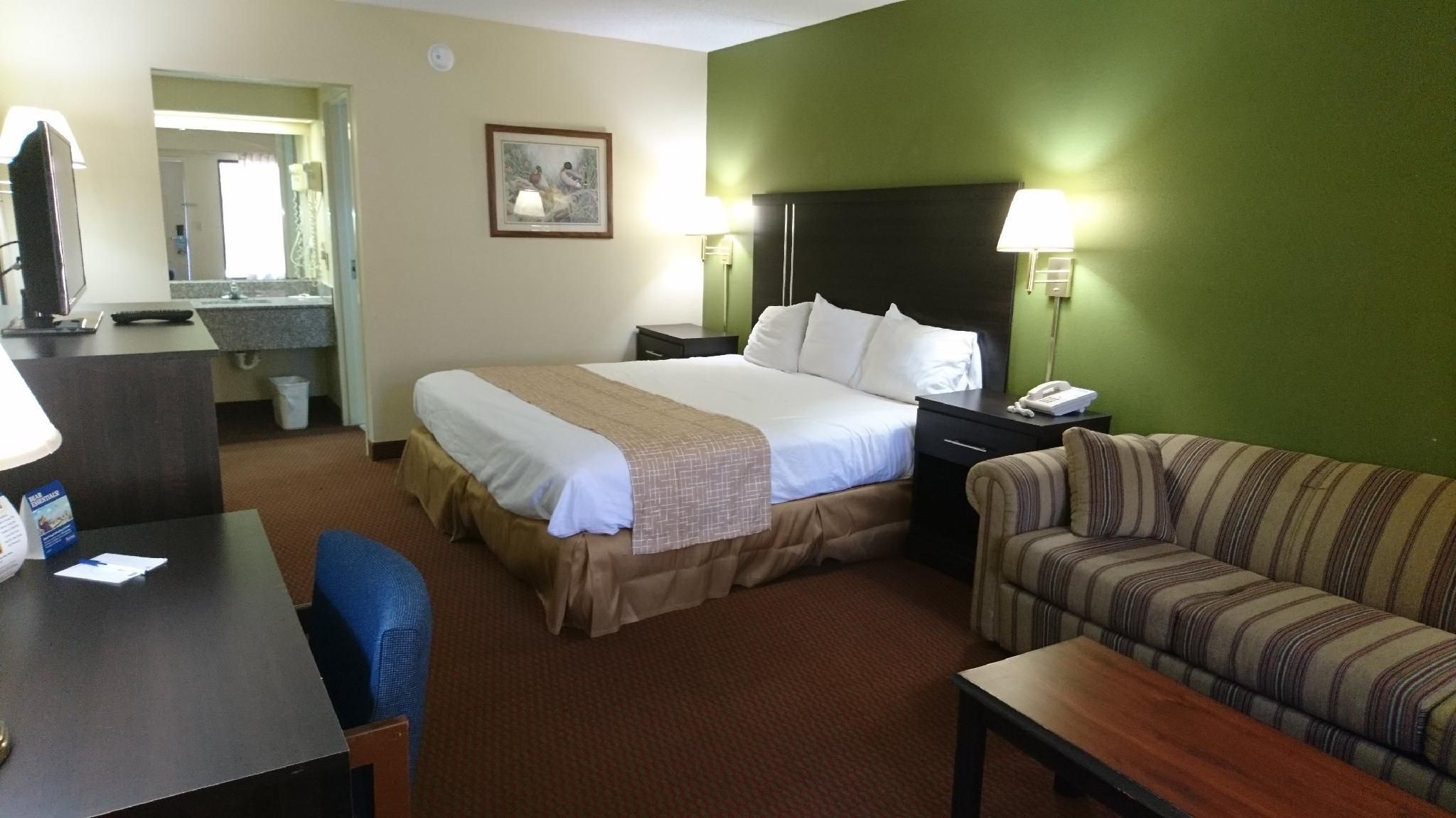 1 King Bed Suite - Non-Smoking