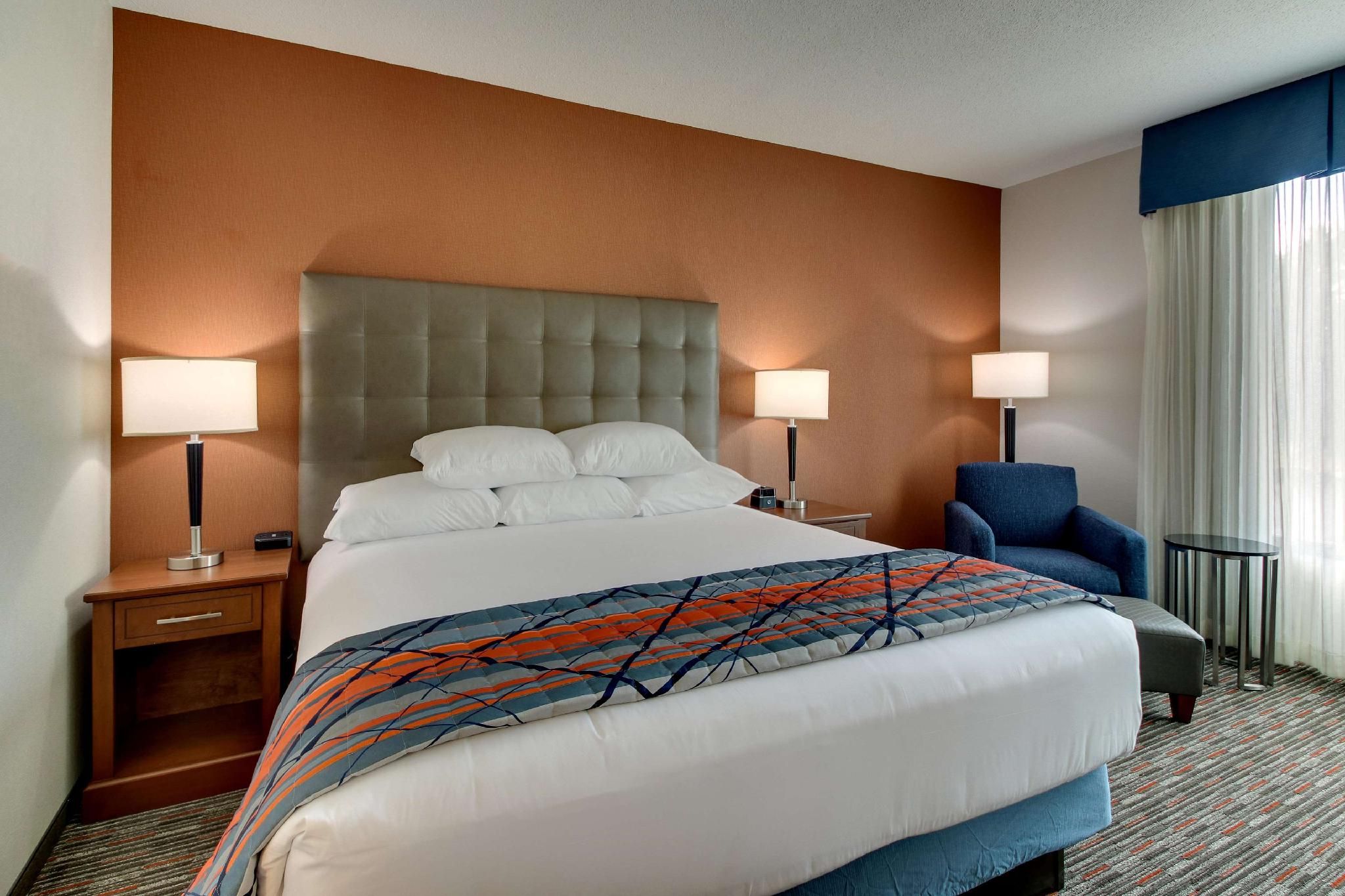 1 King Bed Meeting Suite, 2 Rooms, Accessible with Roll-in Shower