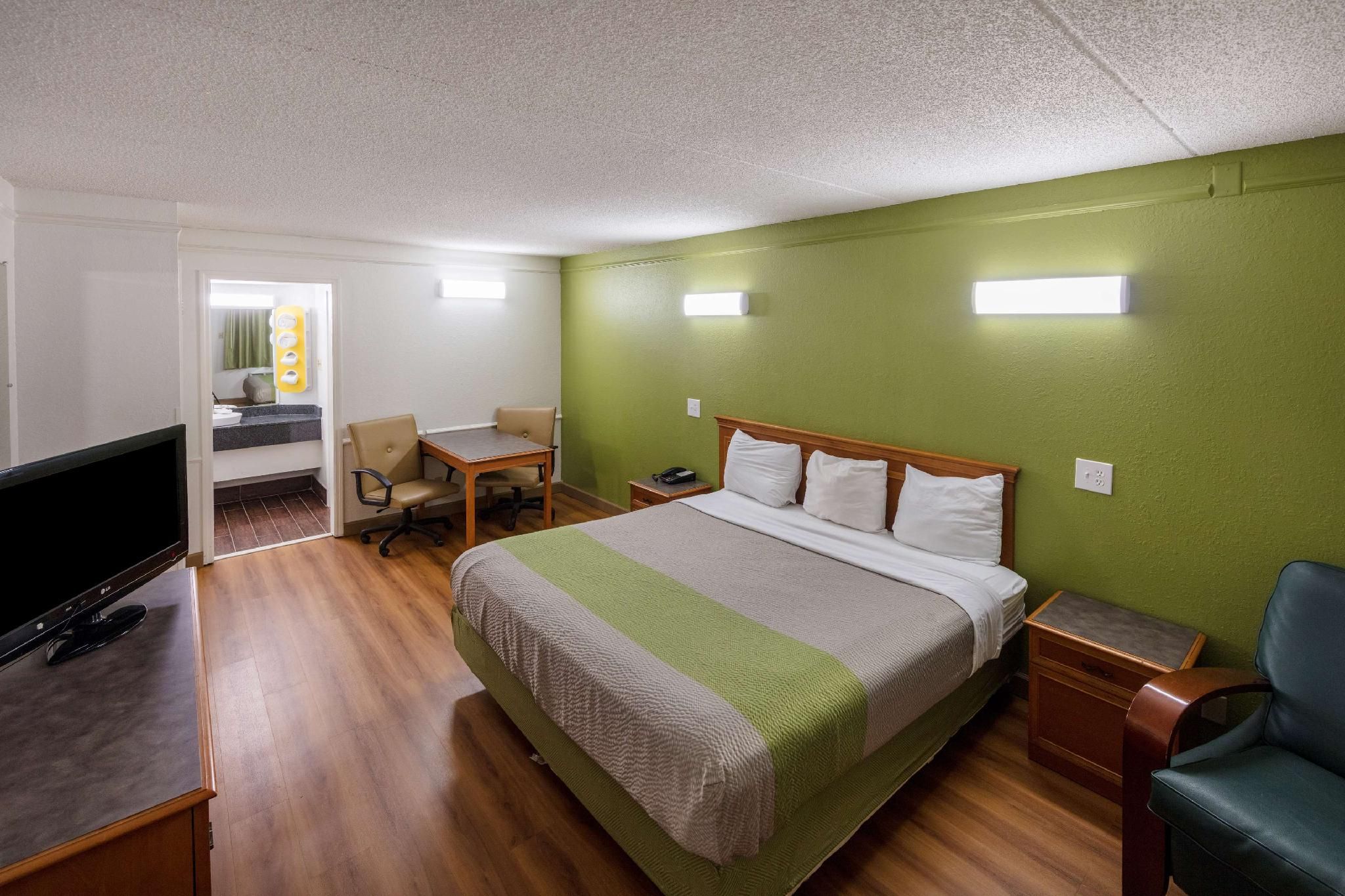 1 KING BED | ACCESSIBLE, SMOKING