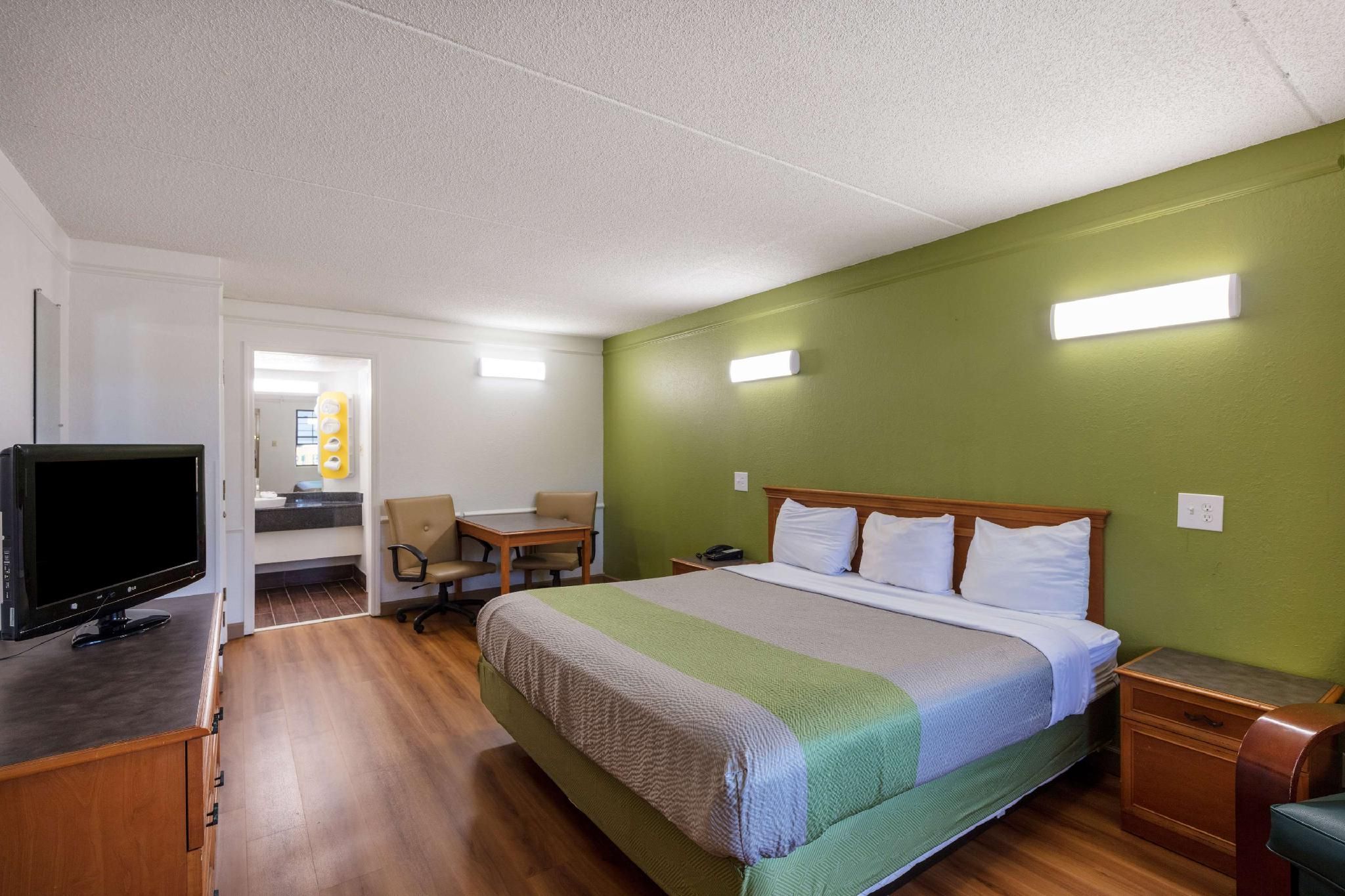 1 KING BED | ACCESSIBLE, SMOKING