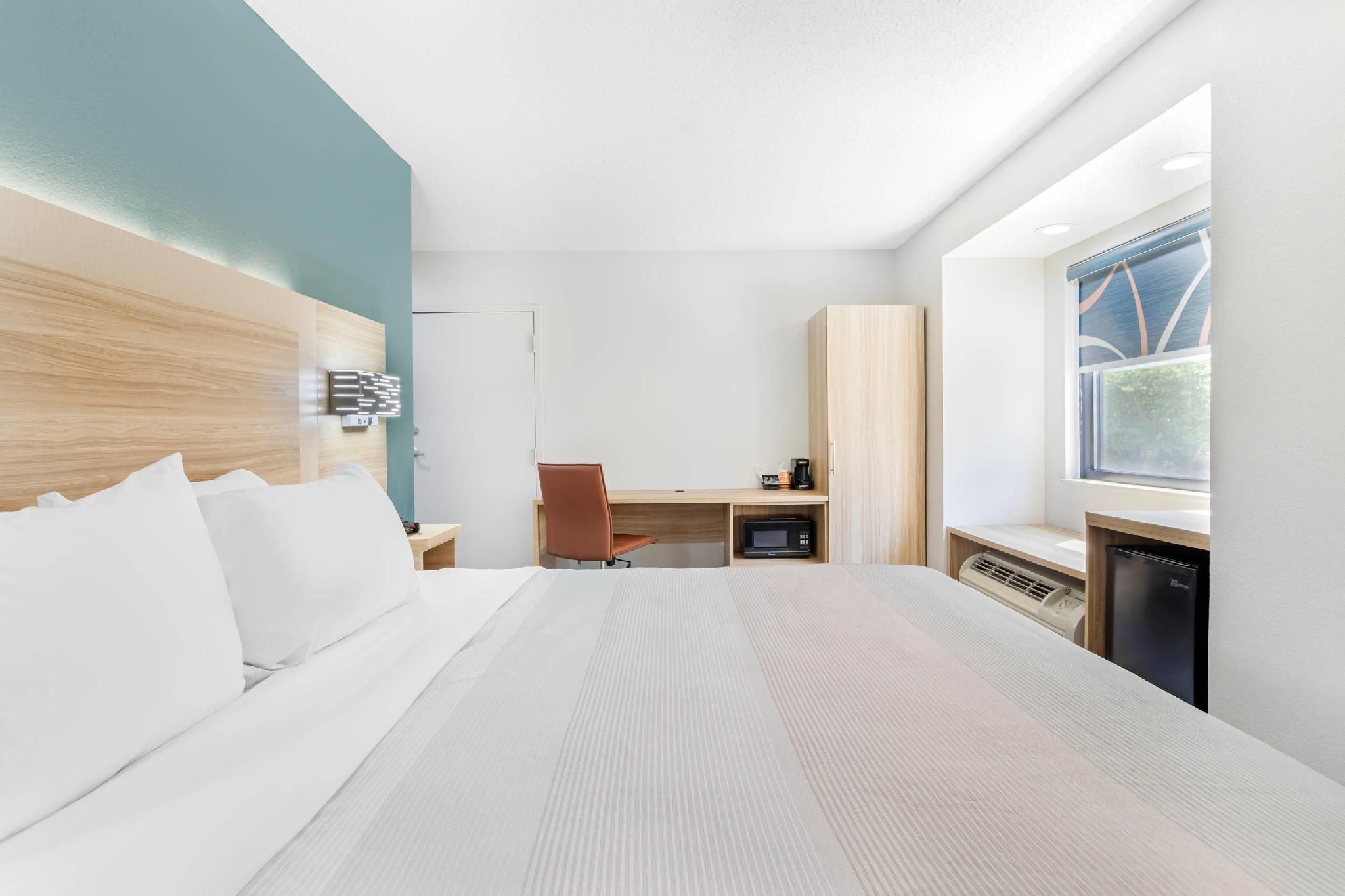 1 King Bed, Nonsmoking, Accessible, Roll-In Shower