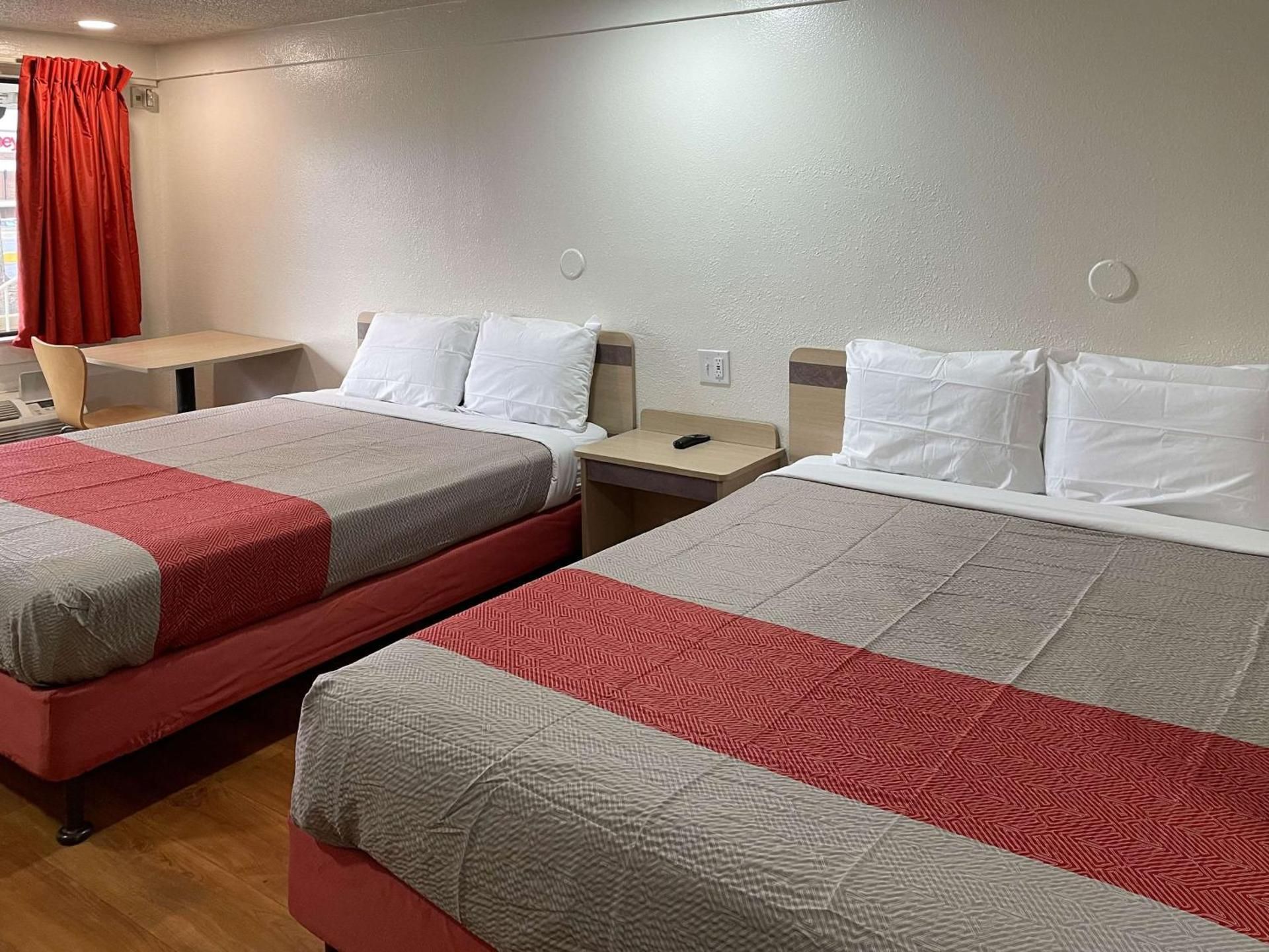 2 Queen Beds - Non-Smoking