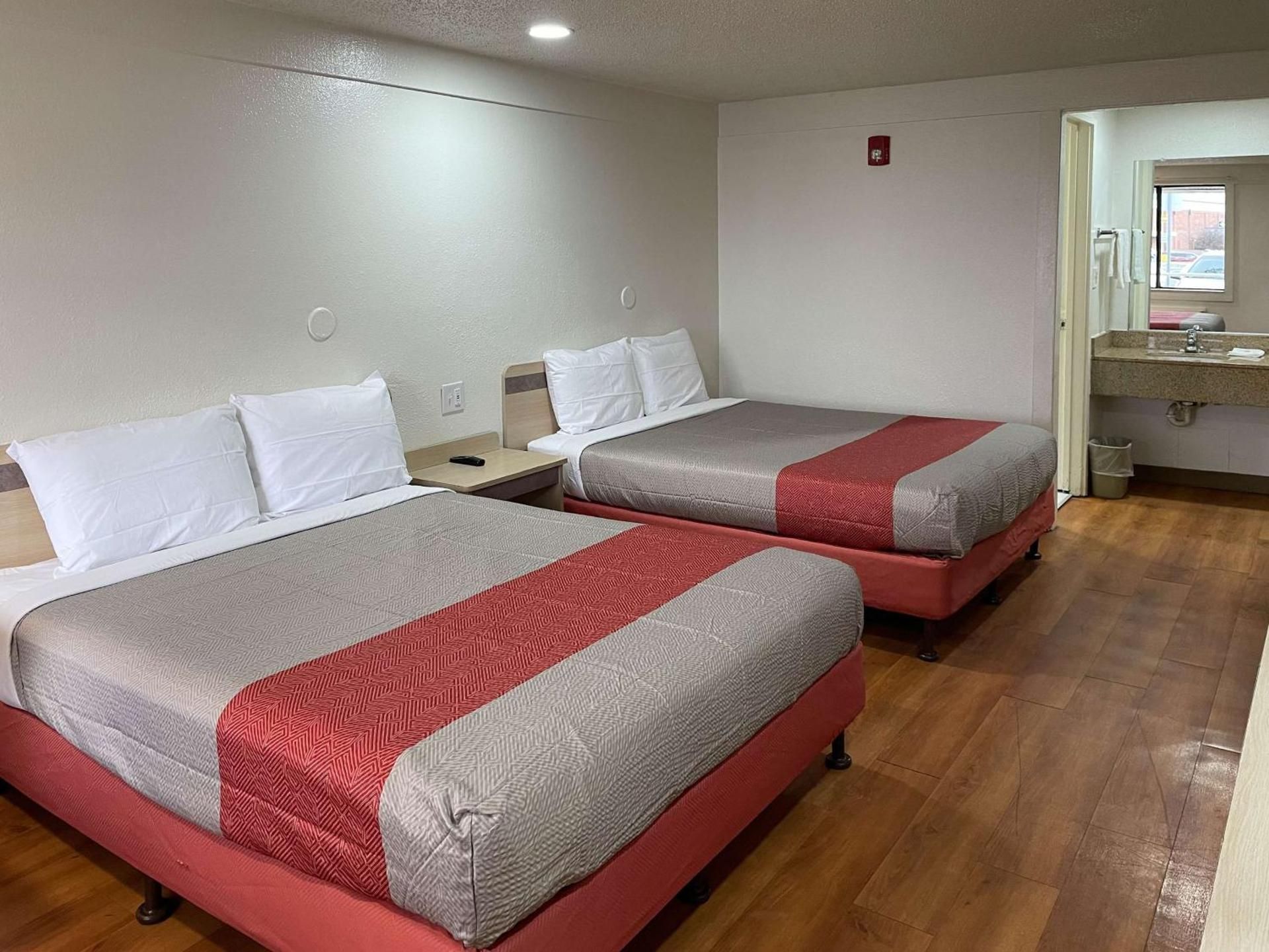 2 Queen Beds - Non-Smoking