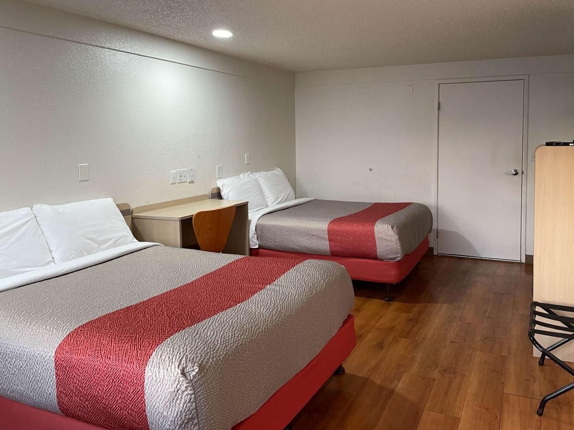 Deluxe Queen Room - Non-Smoking