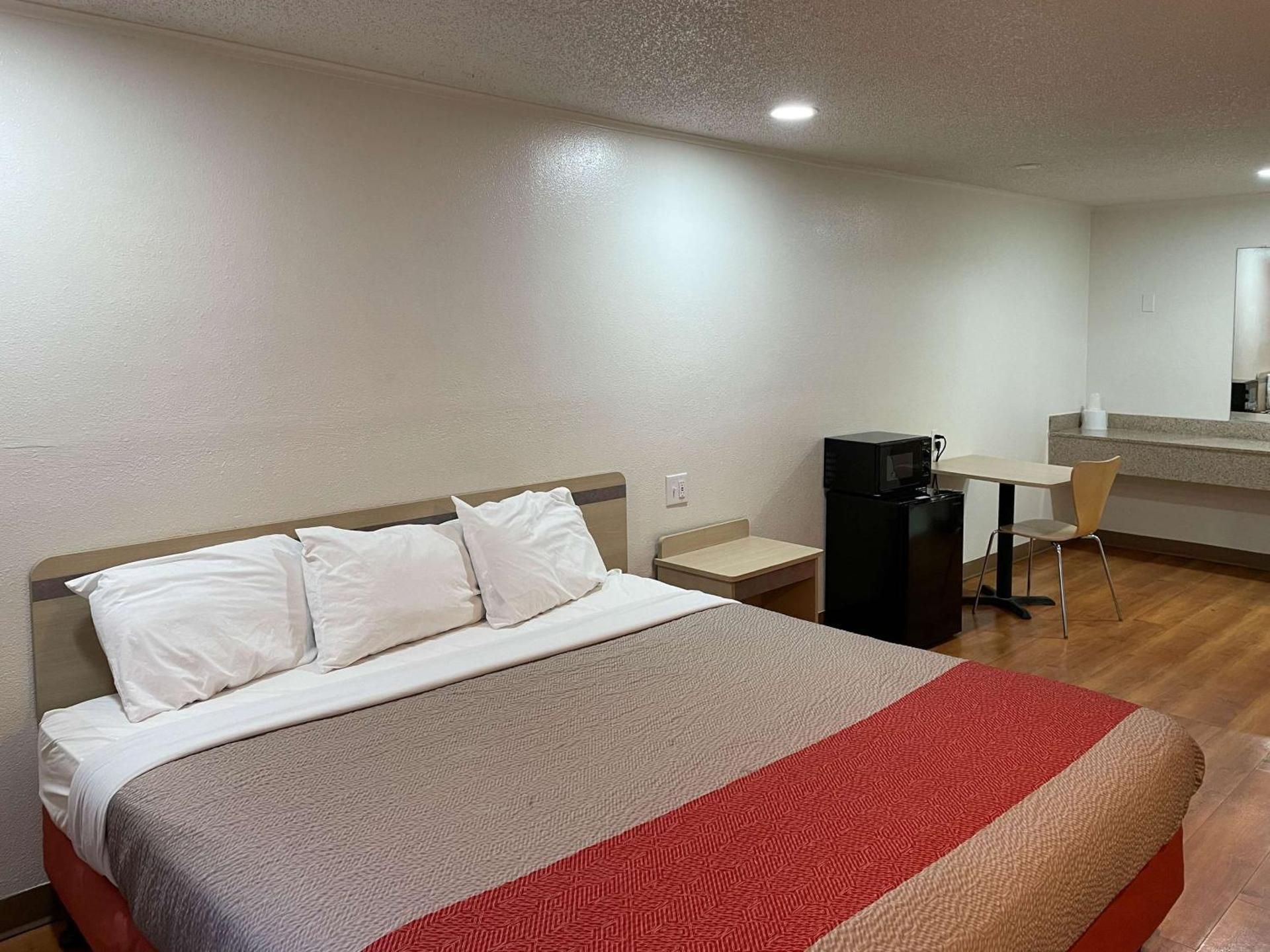 1 King Bed Non-Smoking
