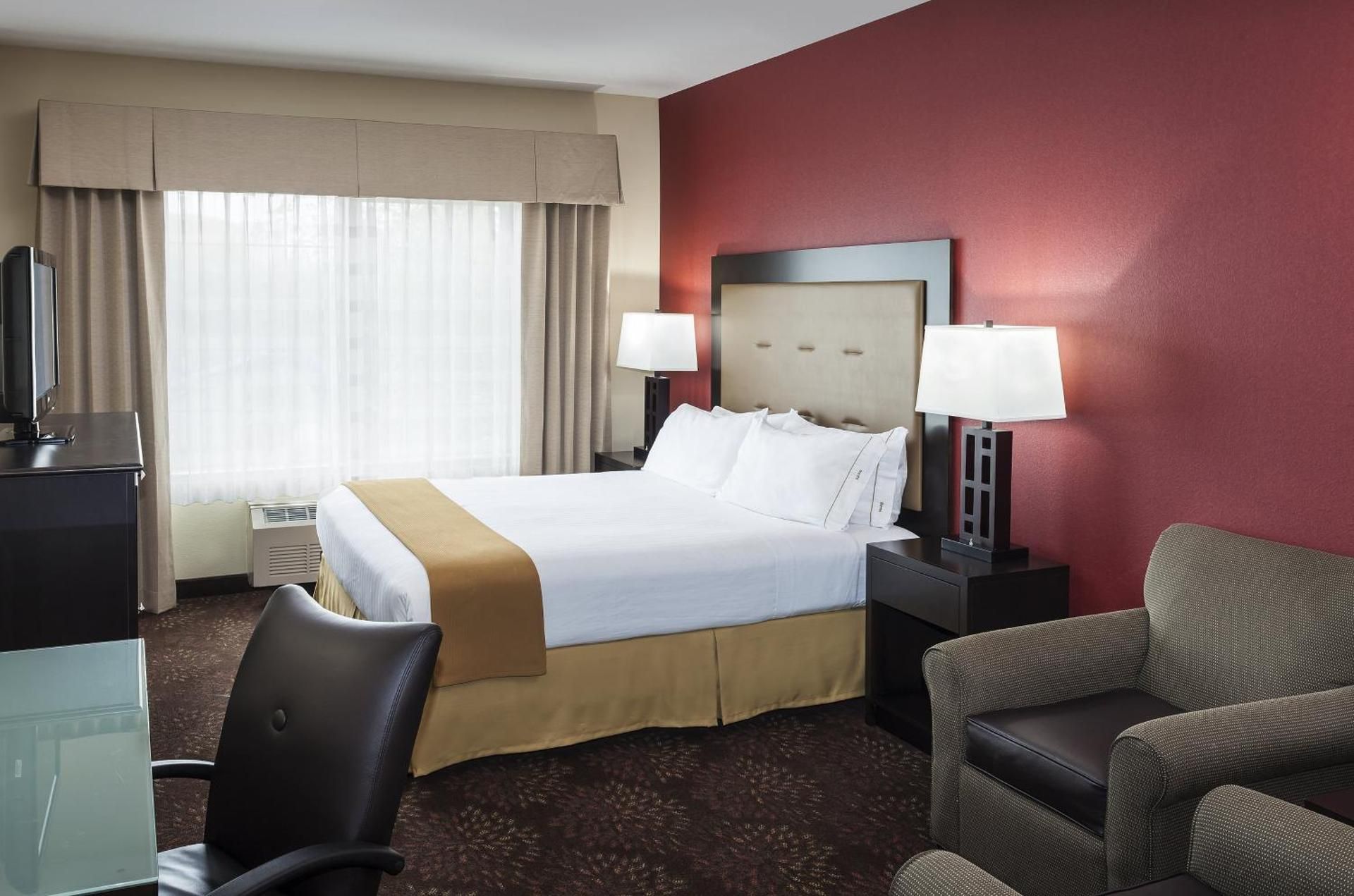 King Room with Bath Tub - Mobility Accessible/Non-Smoking