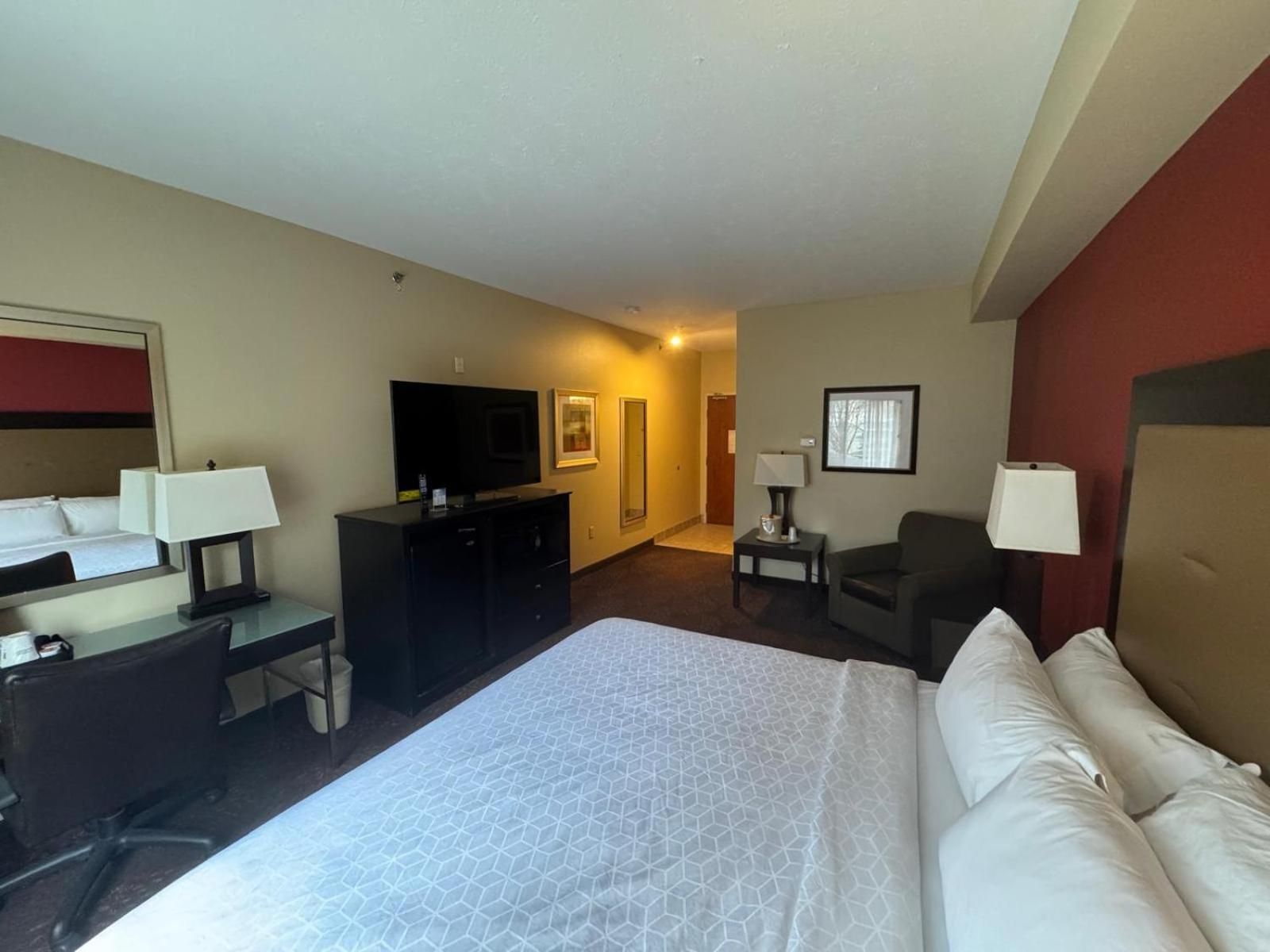 King Room with Bath Tub - Mobility Accessible/Non-Smoking