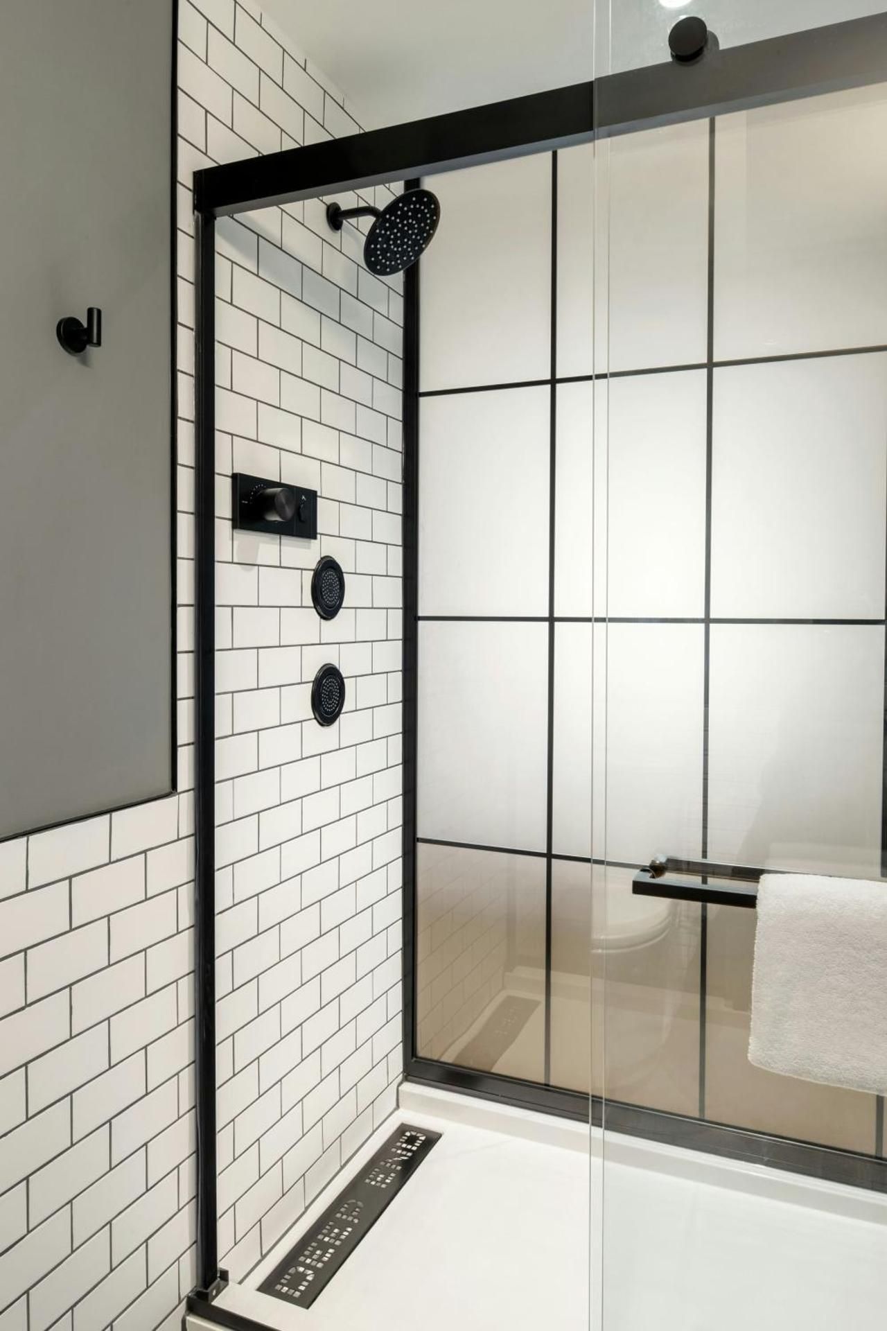 Moxy Cincinnati Downtown Guest Room with Two Queen Beds or Two Twin Bunk Beds - The Six Pack 3