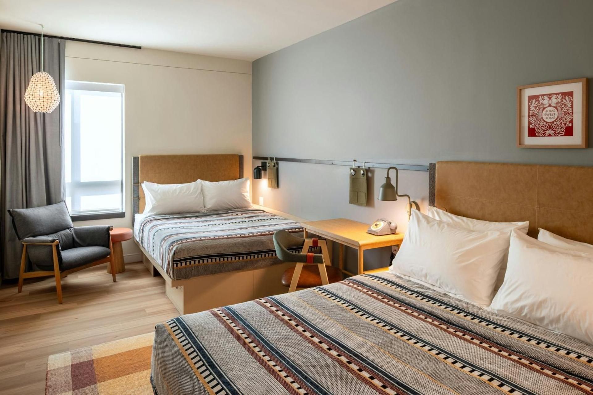 Queen(s) City In The Rain, Guest Room, 2 Queen