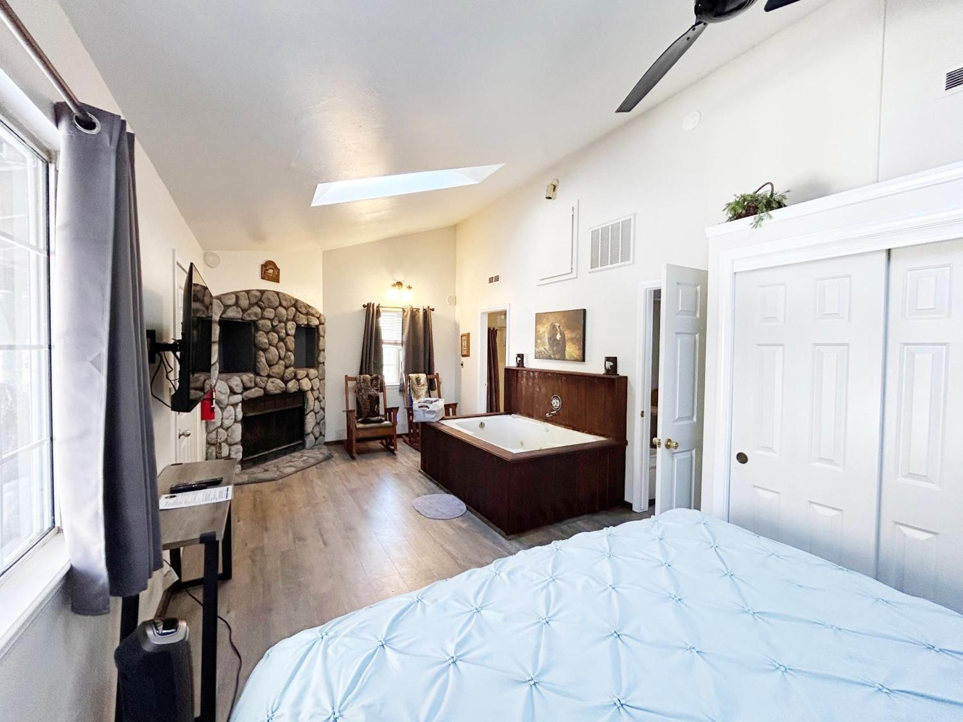 Queen Suite with Spa Bath