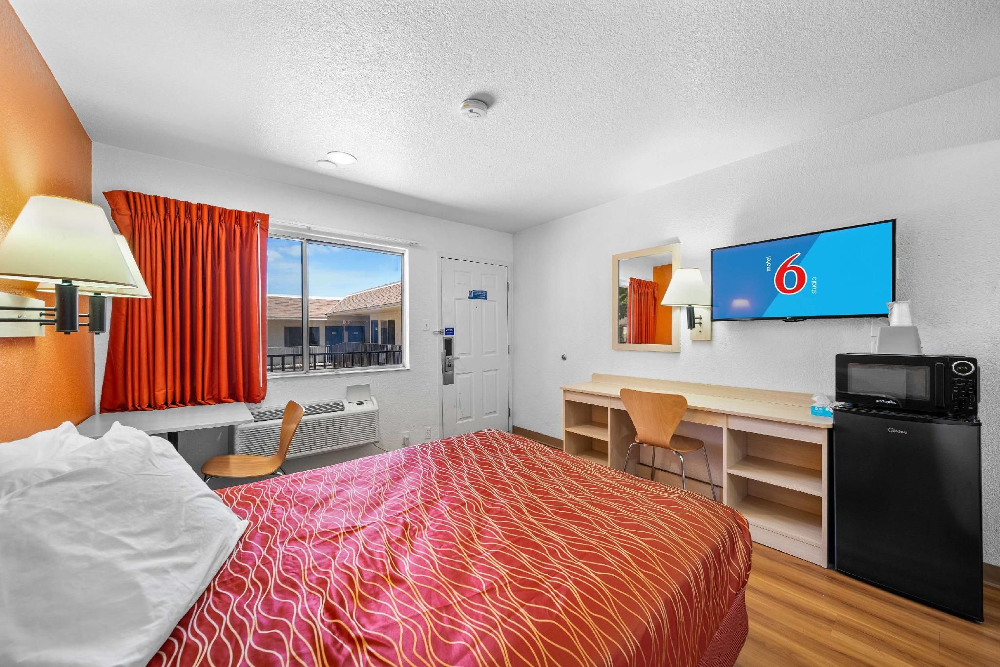 1 Queen Bed Business Suite