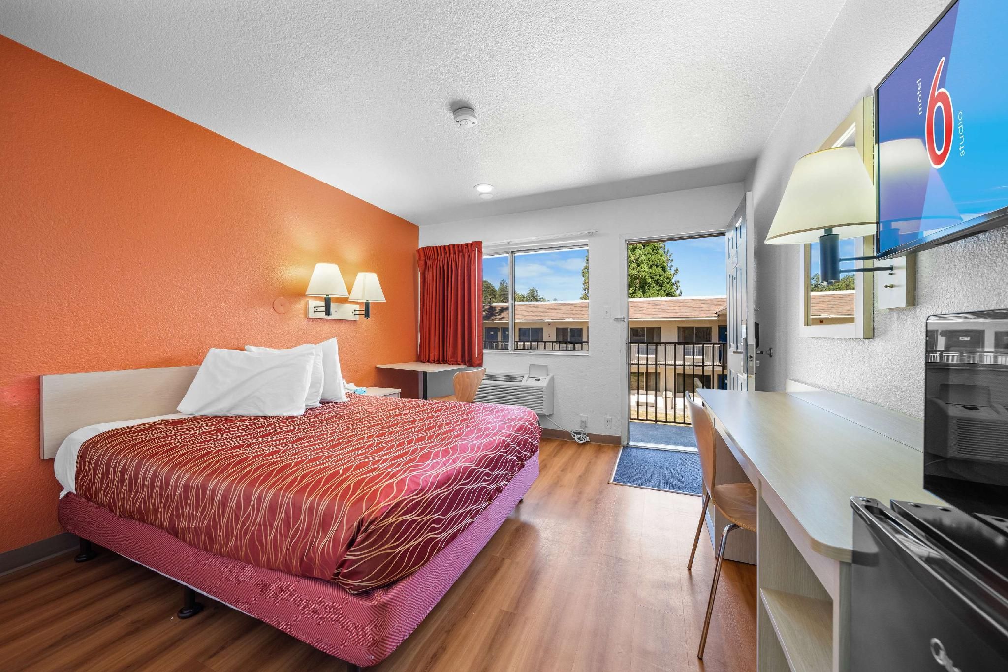 1 Queen Bed Business Suite