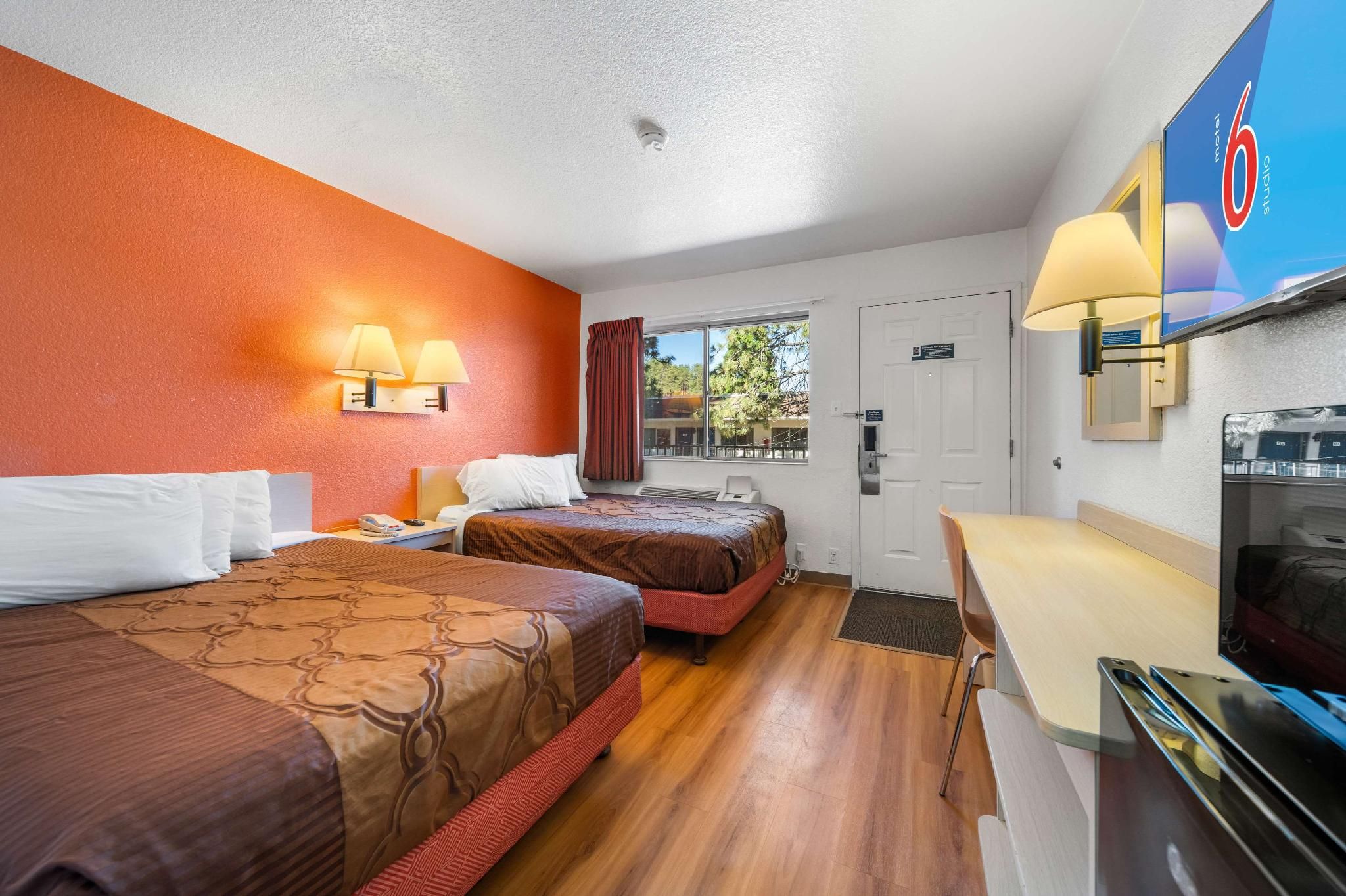 2 Full Beds Smoke-Free