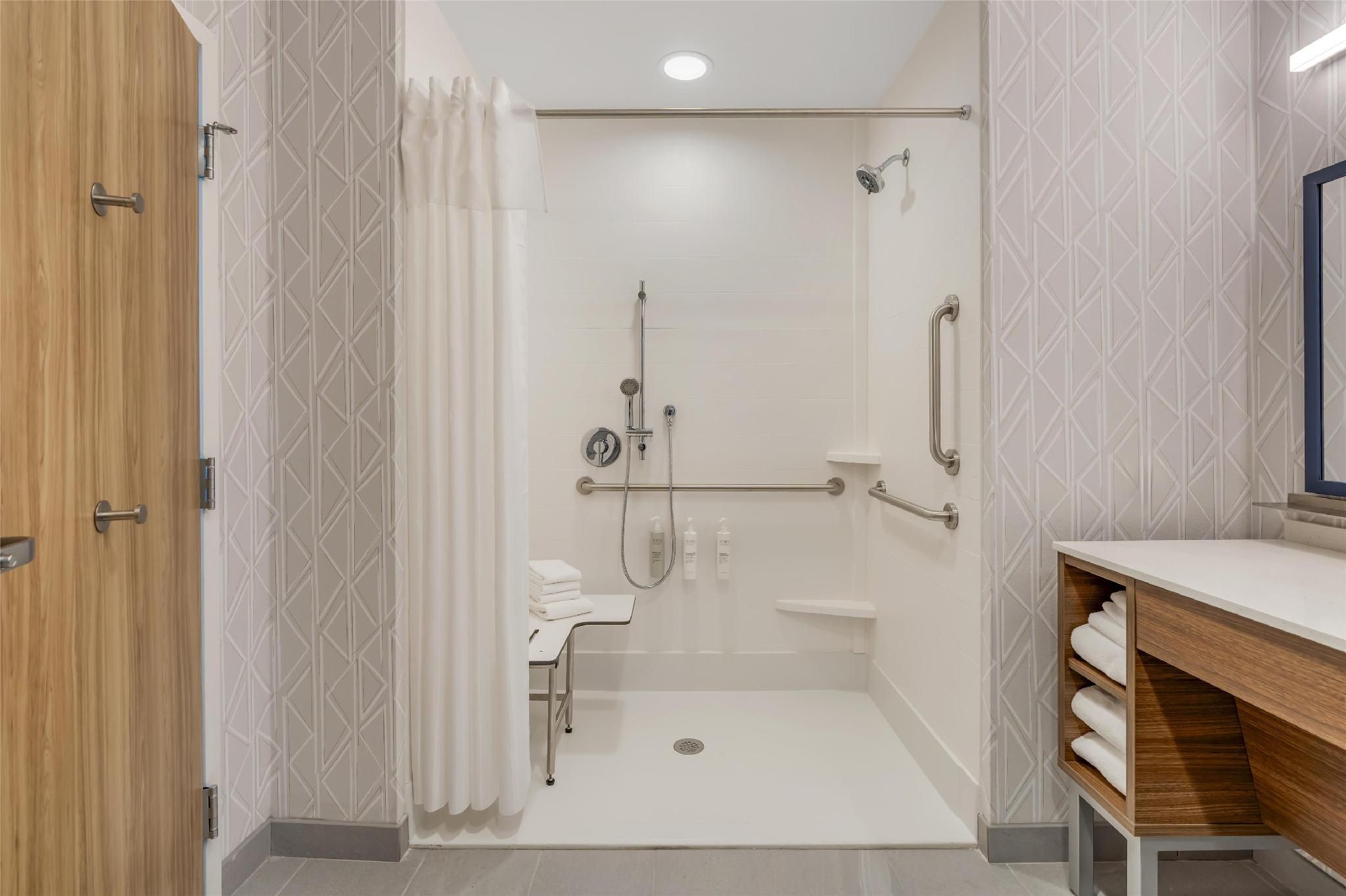 1 King Acc Roll In Shower Studio Mountain Vw