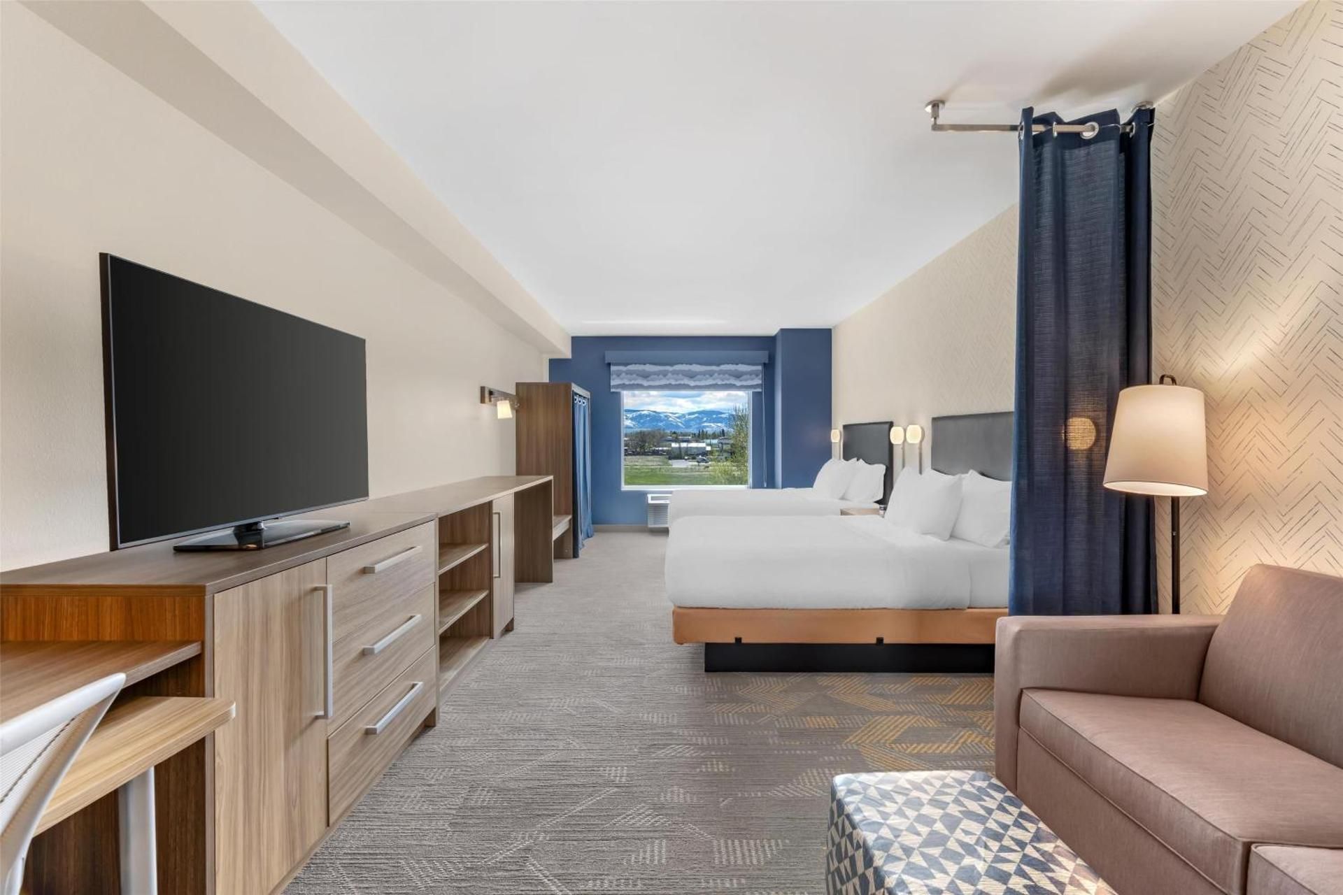 Queen Studio Suite with Mountain View