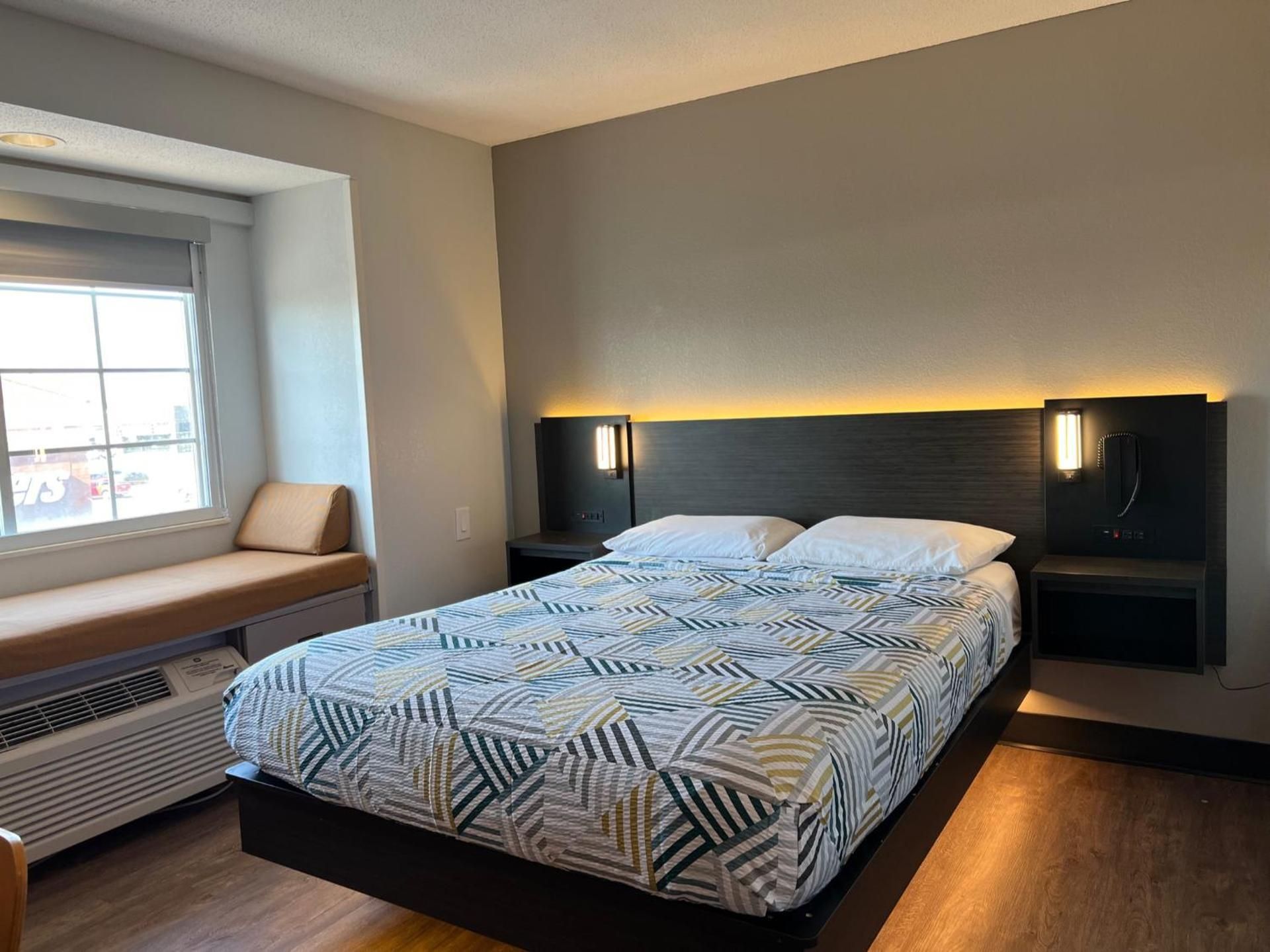 Queen Room - Accessible/Non-Smoking