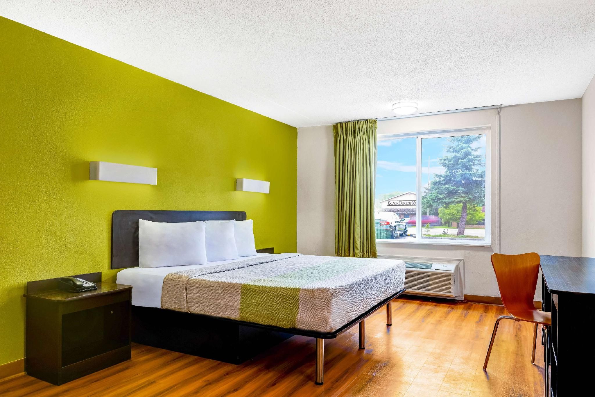 1 King Bed | Non-Smoking, Micfridge