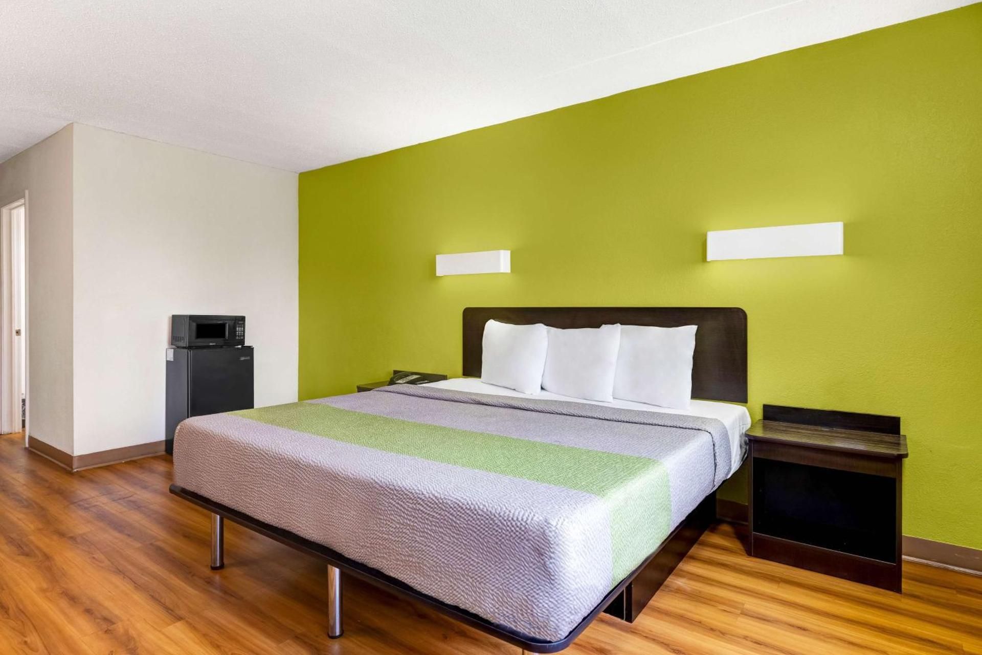 Deluxe King Room - Non-Smoking