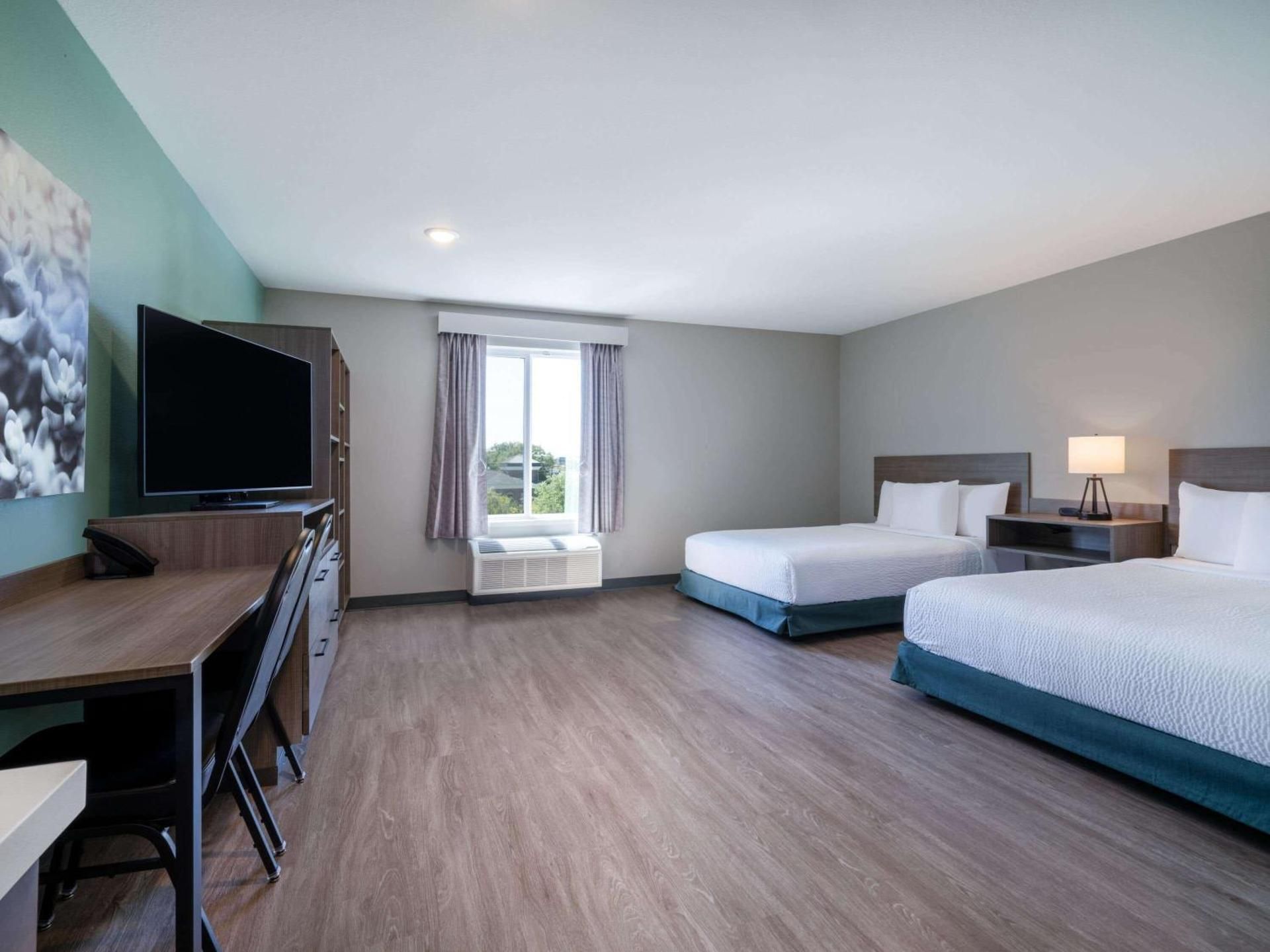 Queen Suite with Two Queen Beds and Bathtub w/Grab Bars and Dishwasher - Mobility Accessible/Non-Smoking