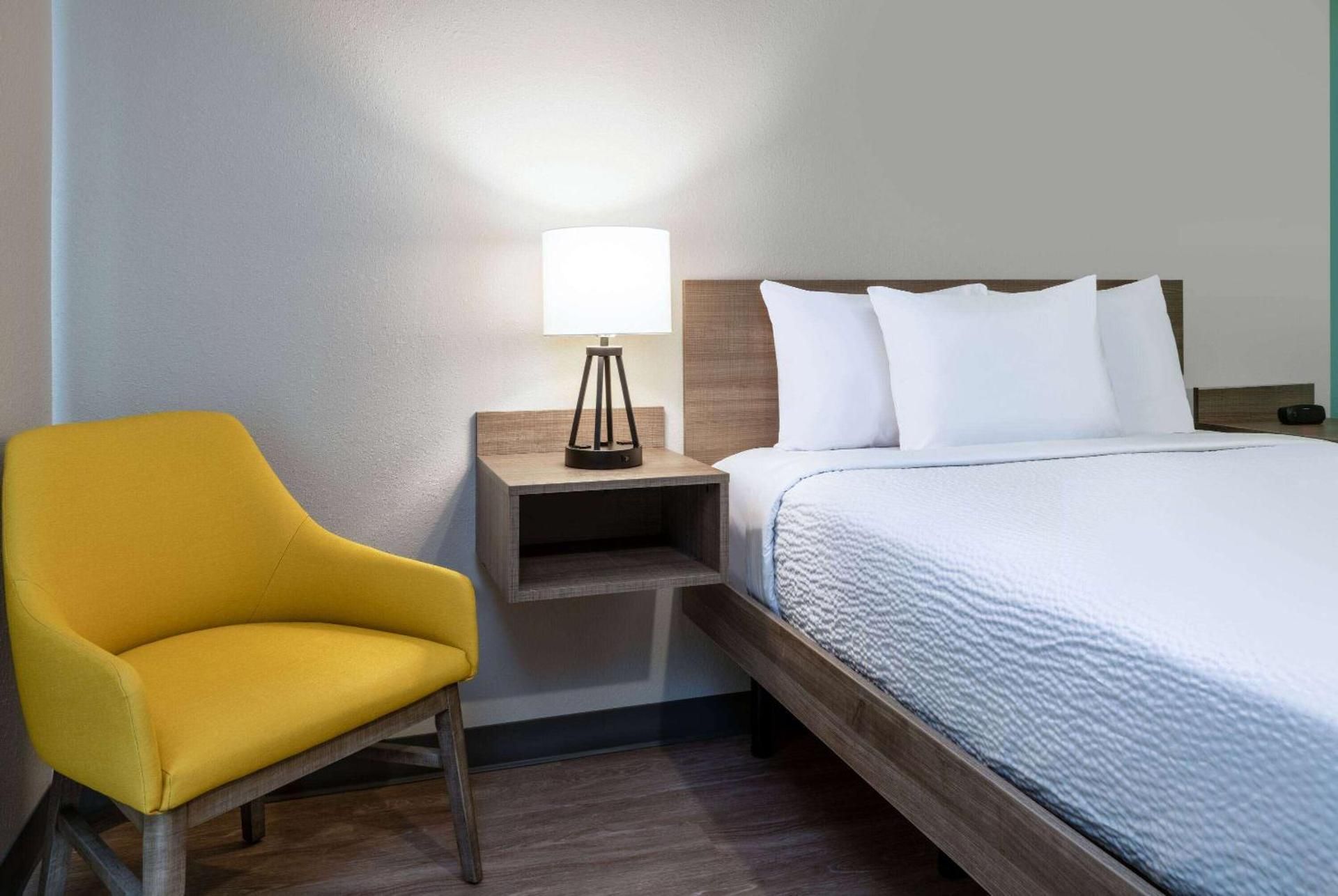 Queen Suite with Bathtub w/Grab Bars and Dishwasher - Mobility Accessible/Non-Smoking