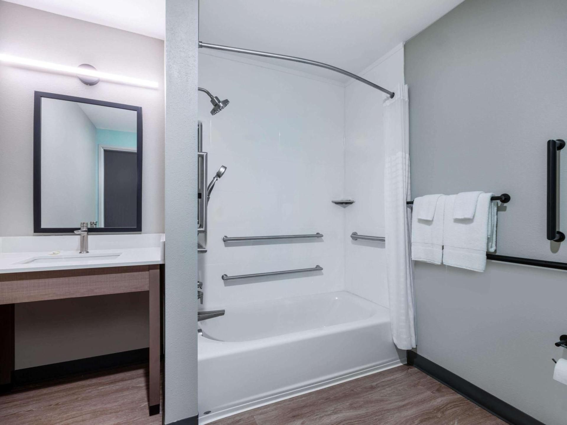 Queen Suite with Two Queen Beds and Bathtub w/Grab Bars and Dishwasher - Mobility Accessible/Non-Smoking