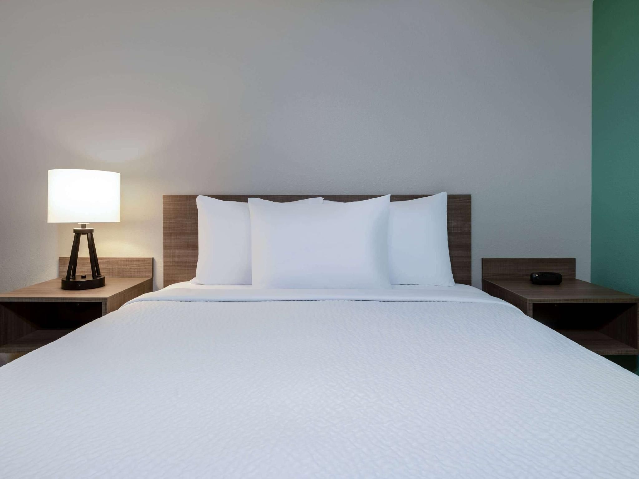 1 Queen Bed, Mobility Accessible Suite, Bathtub w/ Grab Bars, Dishwasher, NSMK