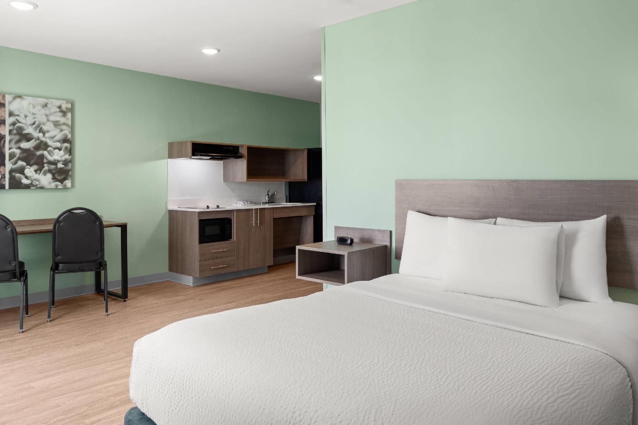 1 Queen Bed, Mobility Accessible Suite, Bathtub w/ Grab Bars, Non-Smoking
