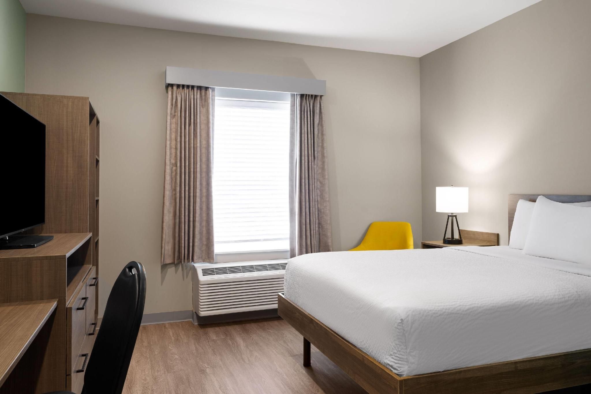 1 Queen Bed, Suite, Non-Smoking