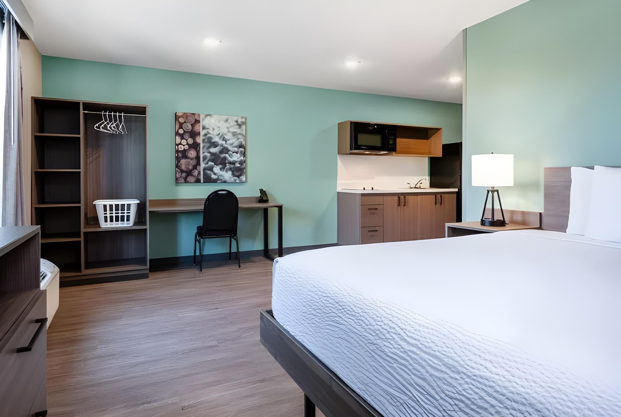 1 Queen Bed, Mobility Accessible Suite, Bathtub w/ Grab Bars, Dishwasher, NSMK