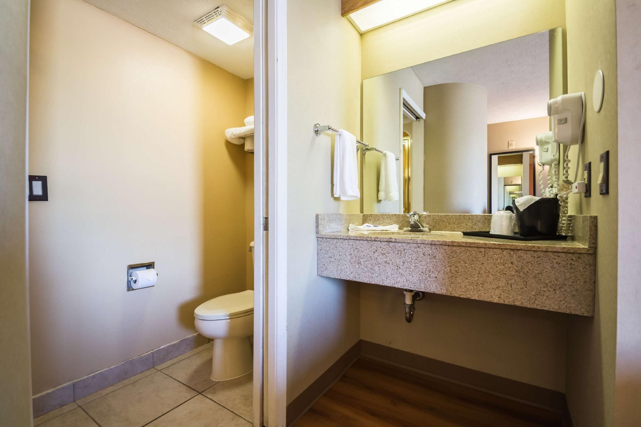 1 King Bed | Non-Smoking