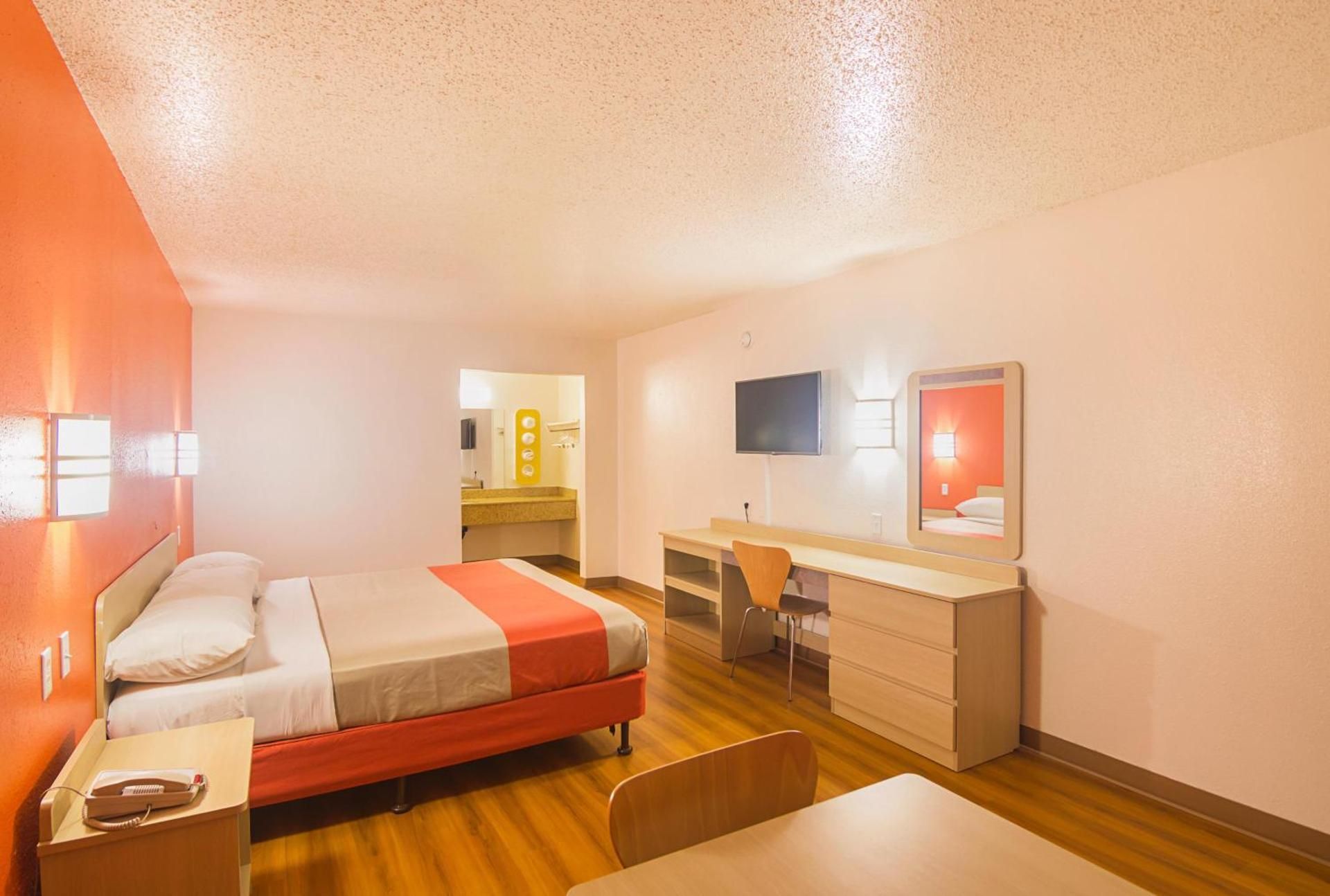 King Room with Roll-in Shower - Disability Access - Non-Smoking