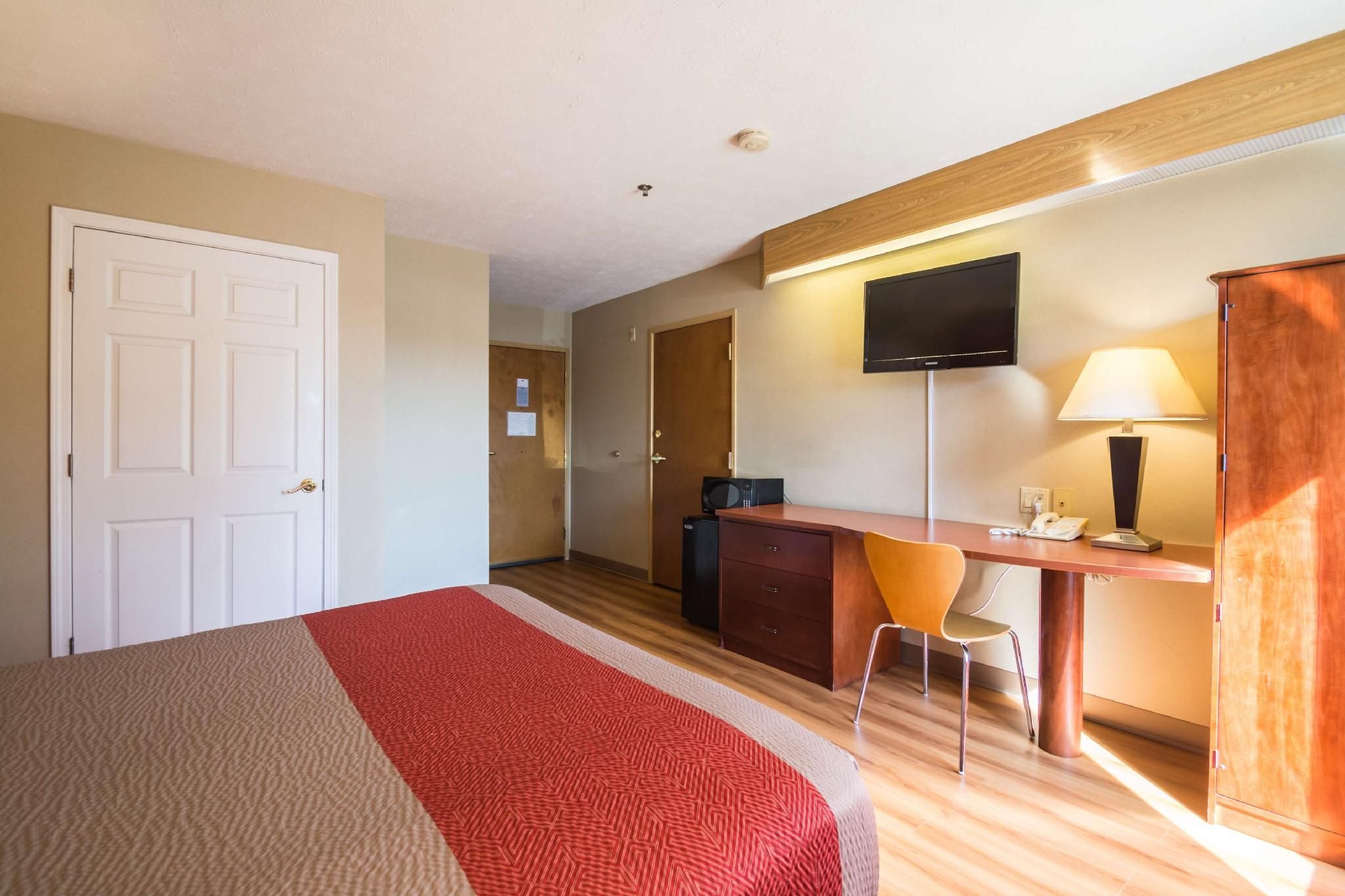 1 Queen Bed | Mobility Accessible Tub Nsmk