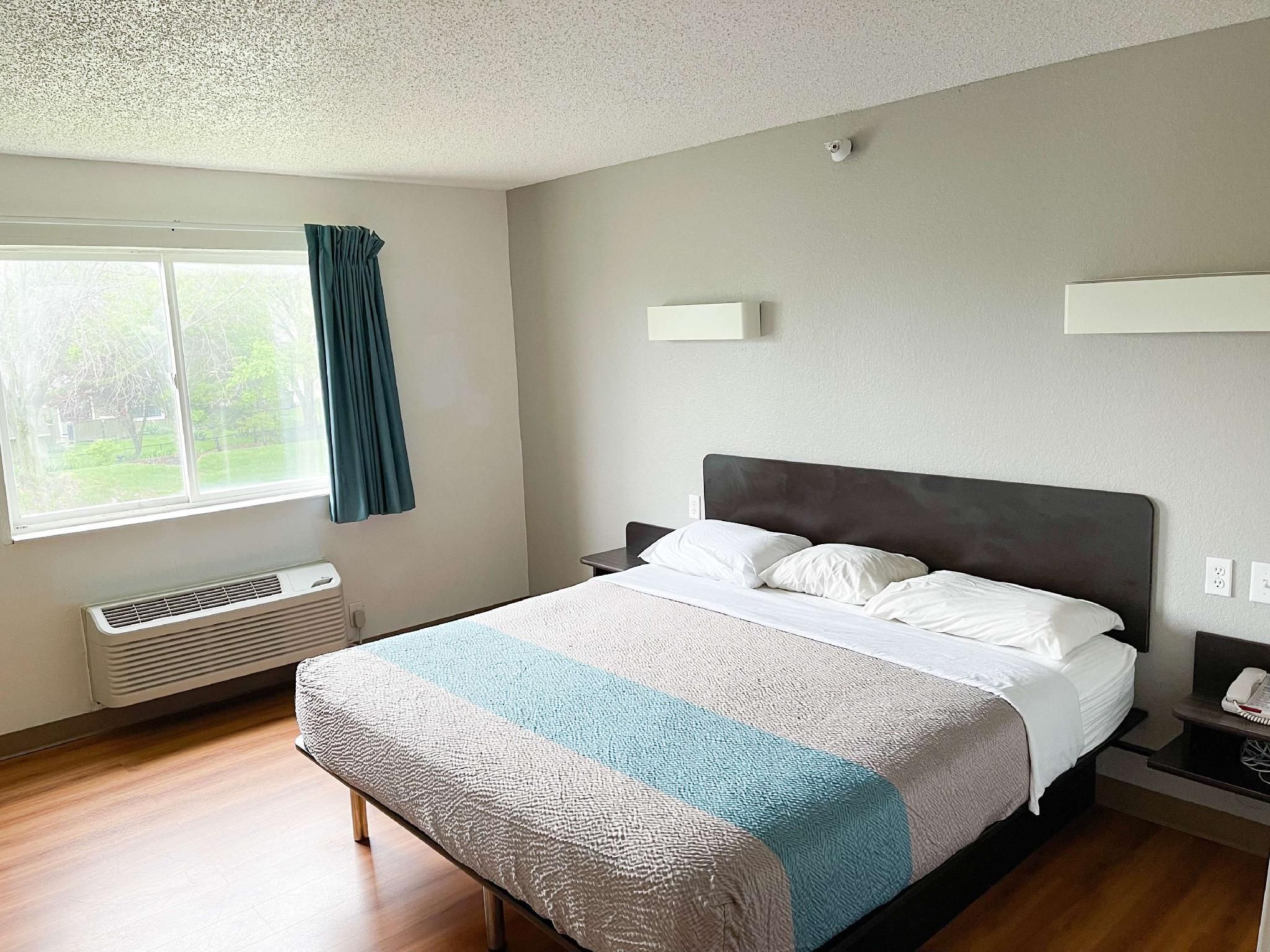 1 King Bed | Non-Smoking, Kitchen