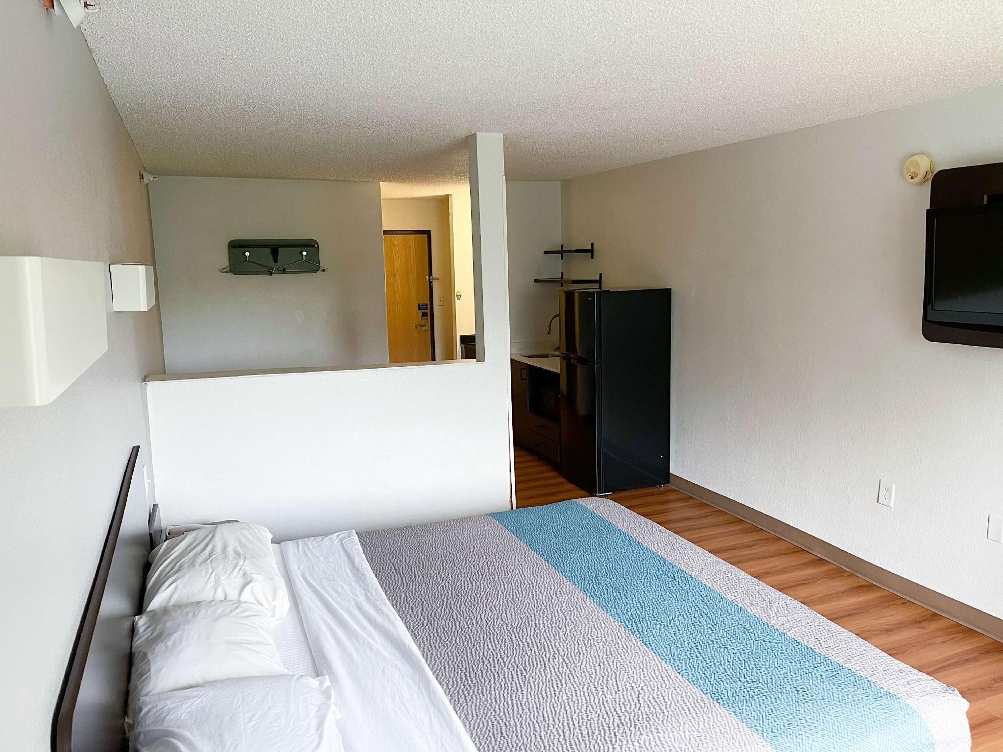 1 King Bed | Non-Smoking, Kitchen