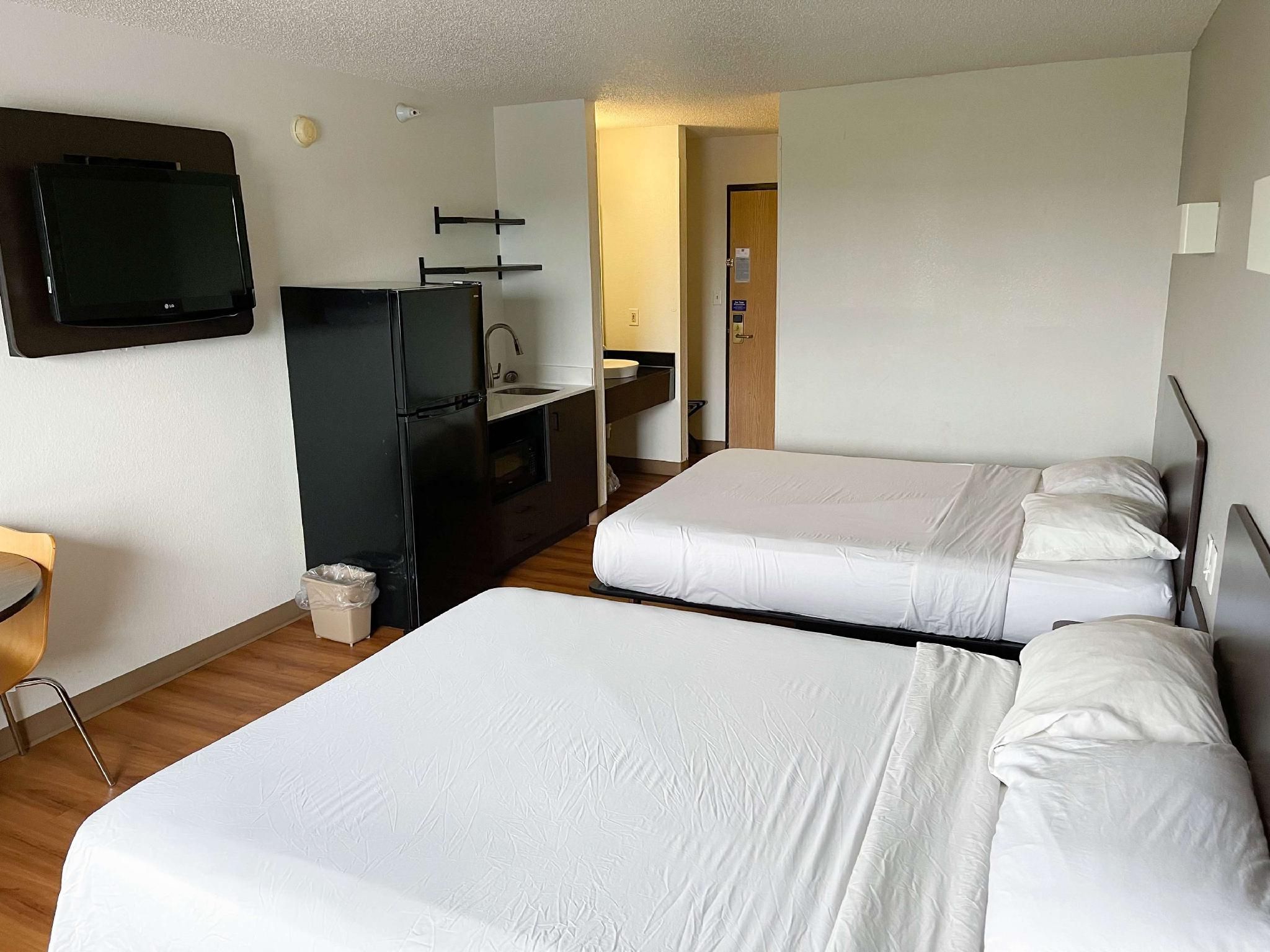 2 Queen Beds | Non-Smoking, Kitchen