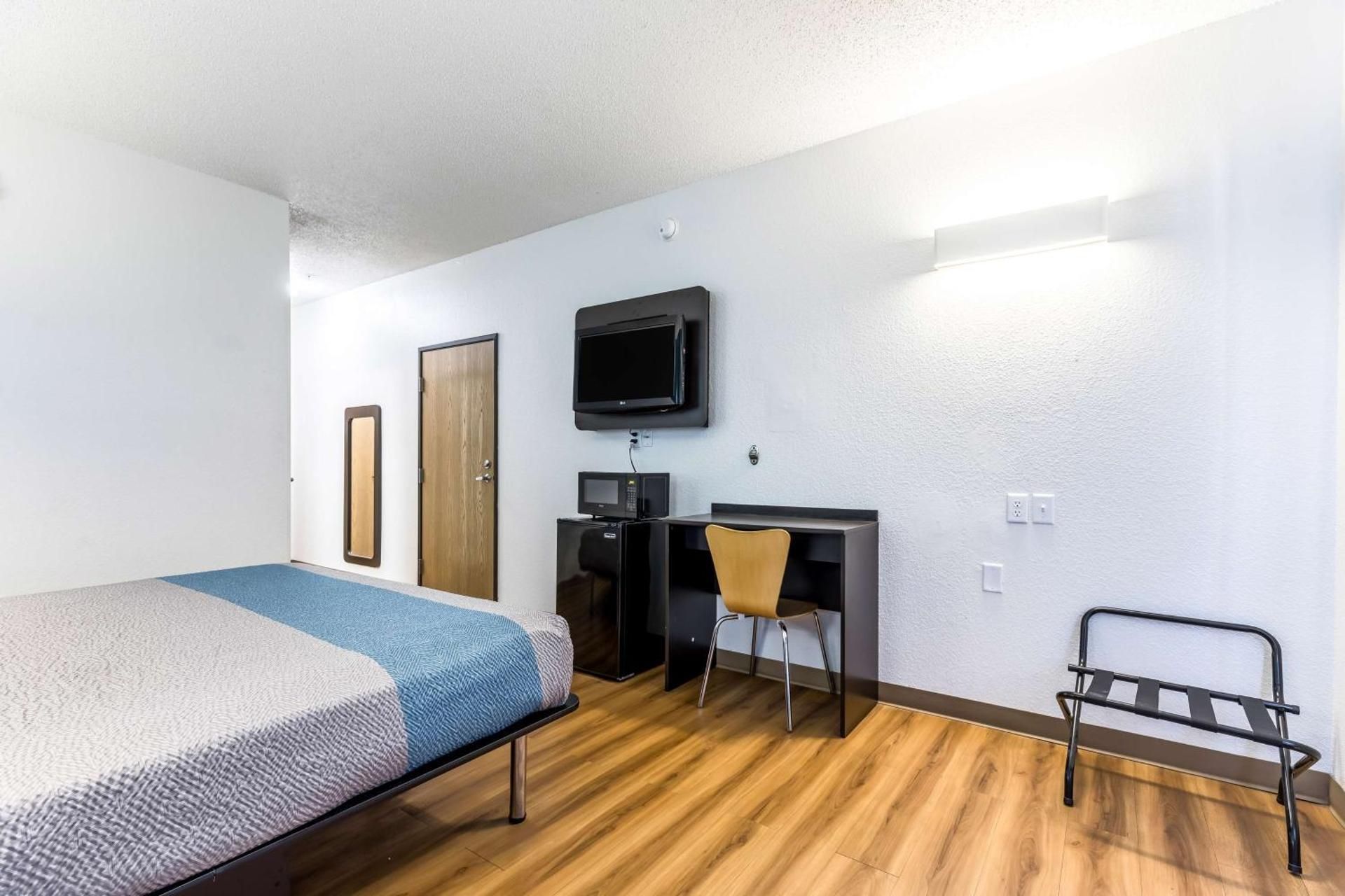 Queen Room - Disability Access - Non-Smoking