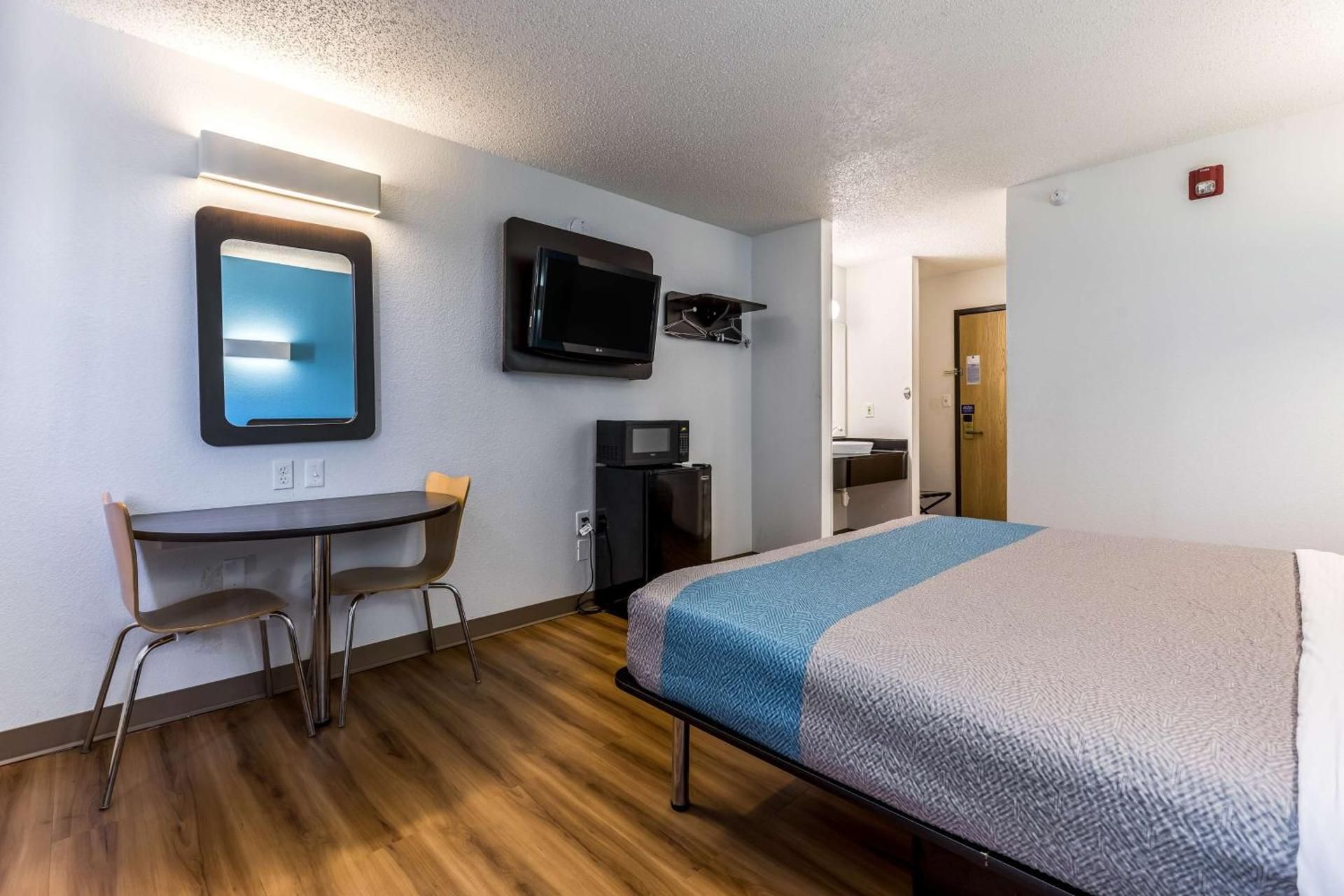 Queen Room - Disability Access - Non-Smoking