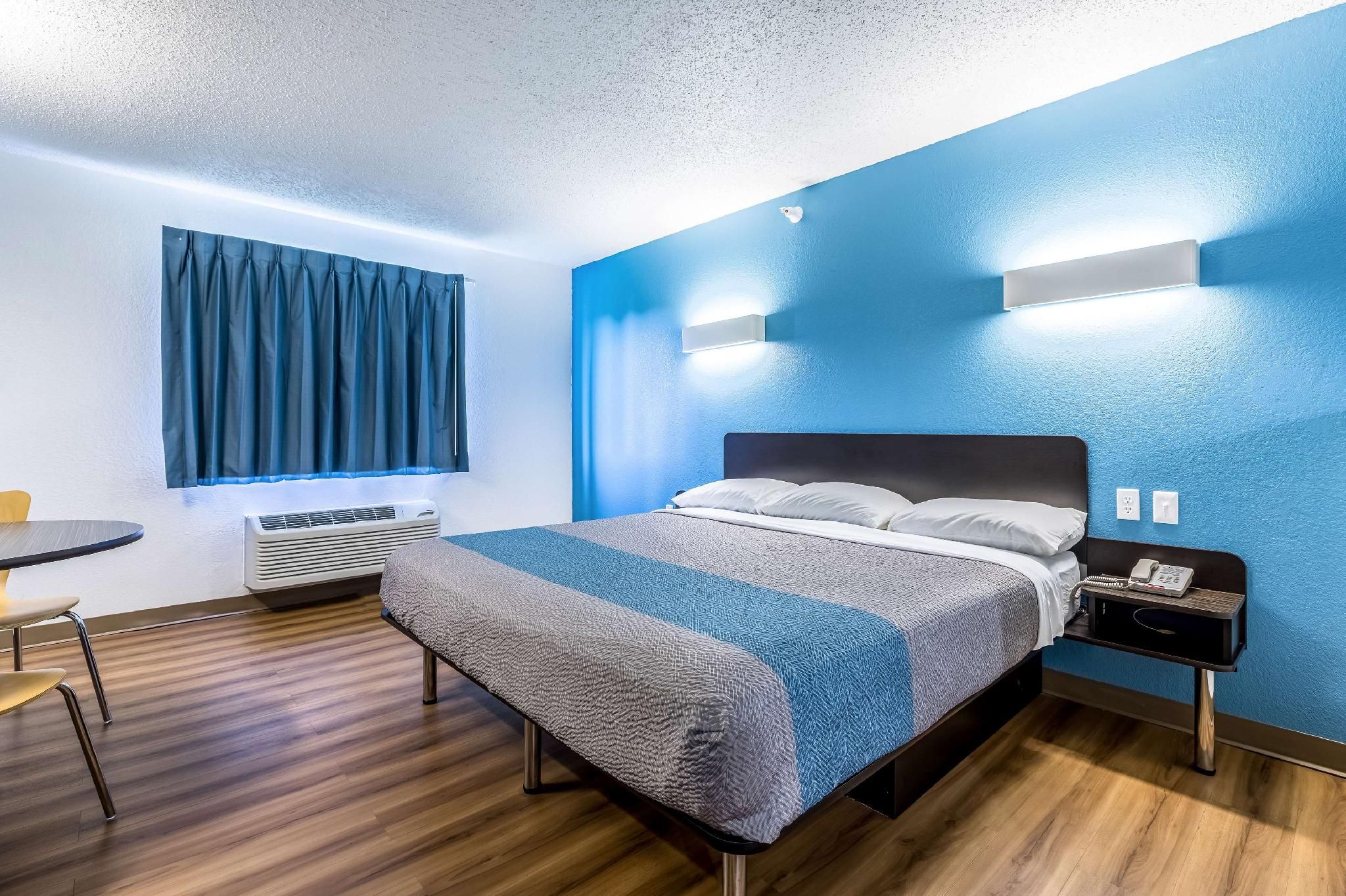 1 King Bed | Non-Smoking, Micfridge