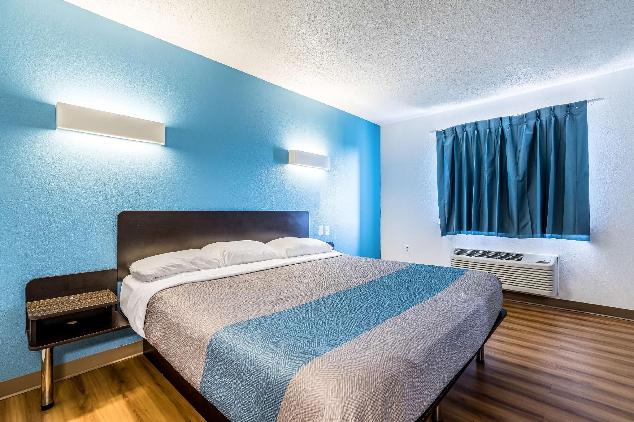 1 King Bed | Non-Smoking, Micfridge