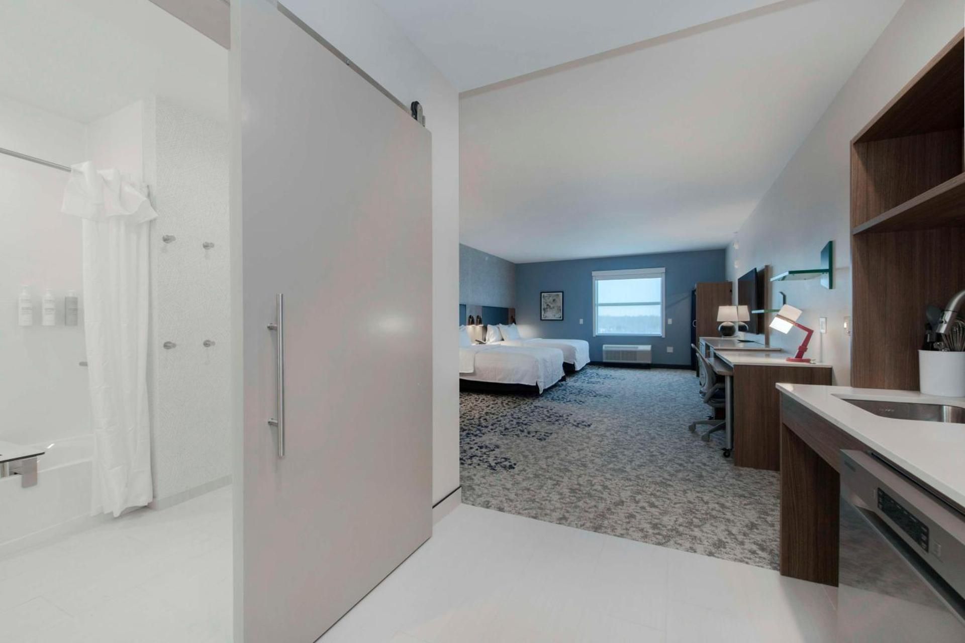 Queen Studio Suite - Mobility/Hearing Accessible 