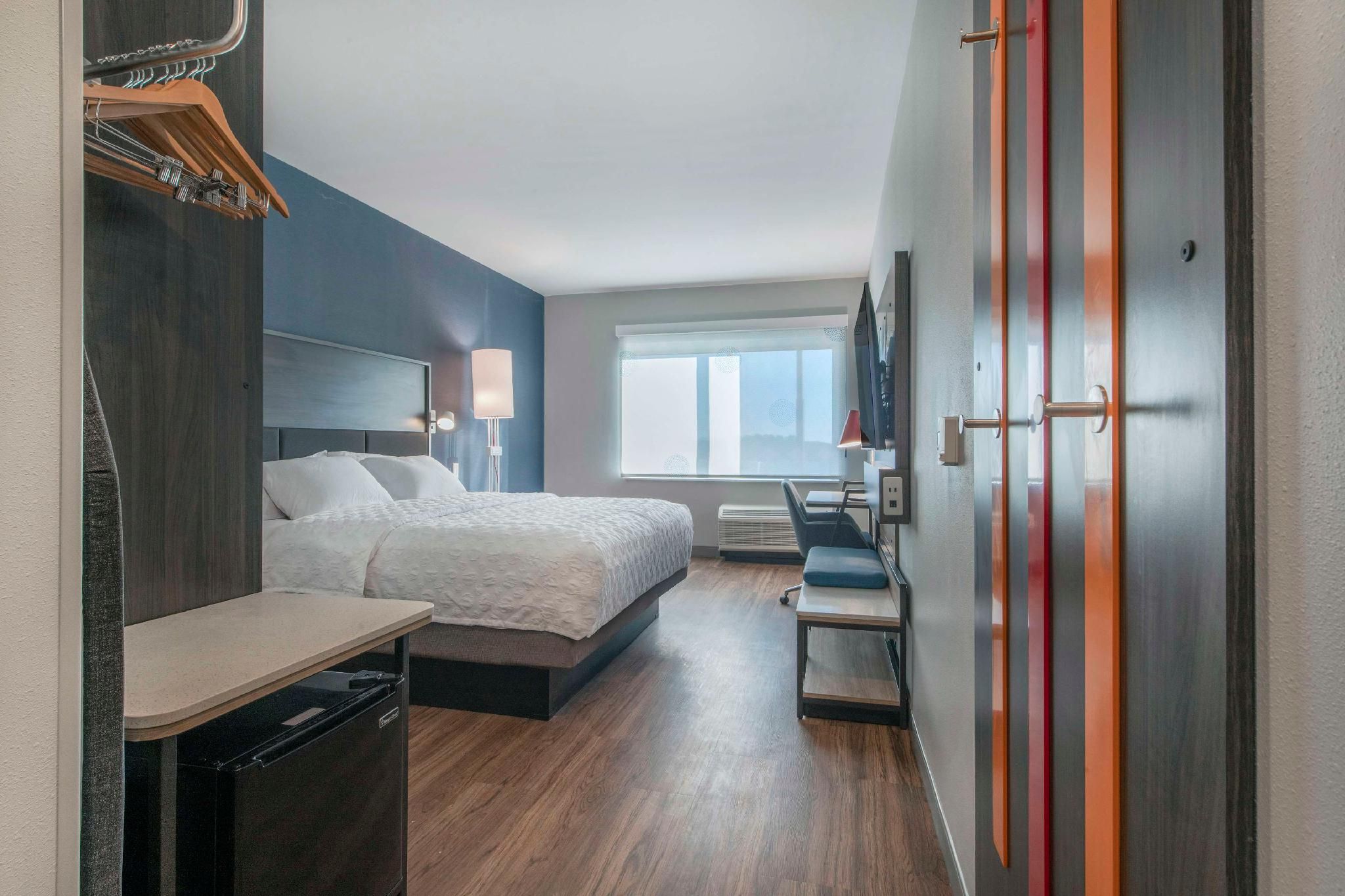 1 KING MOBILITY/HEARING ACCESS W/TUB