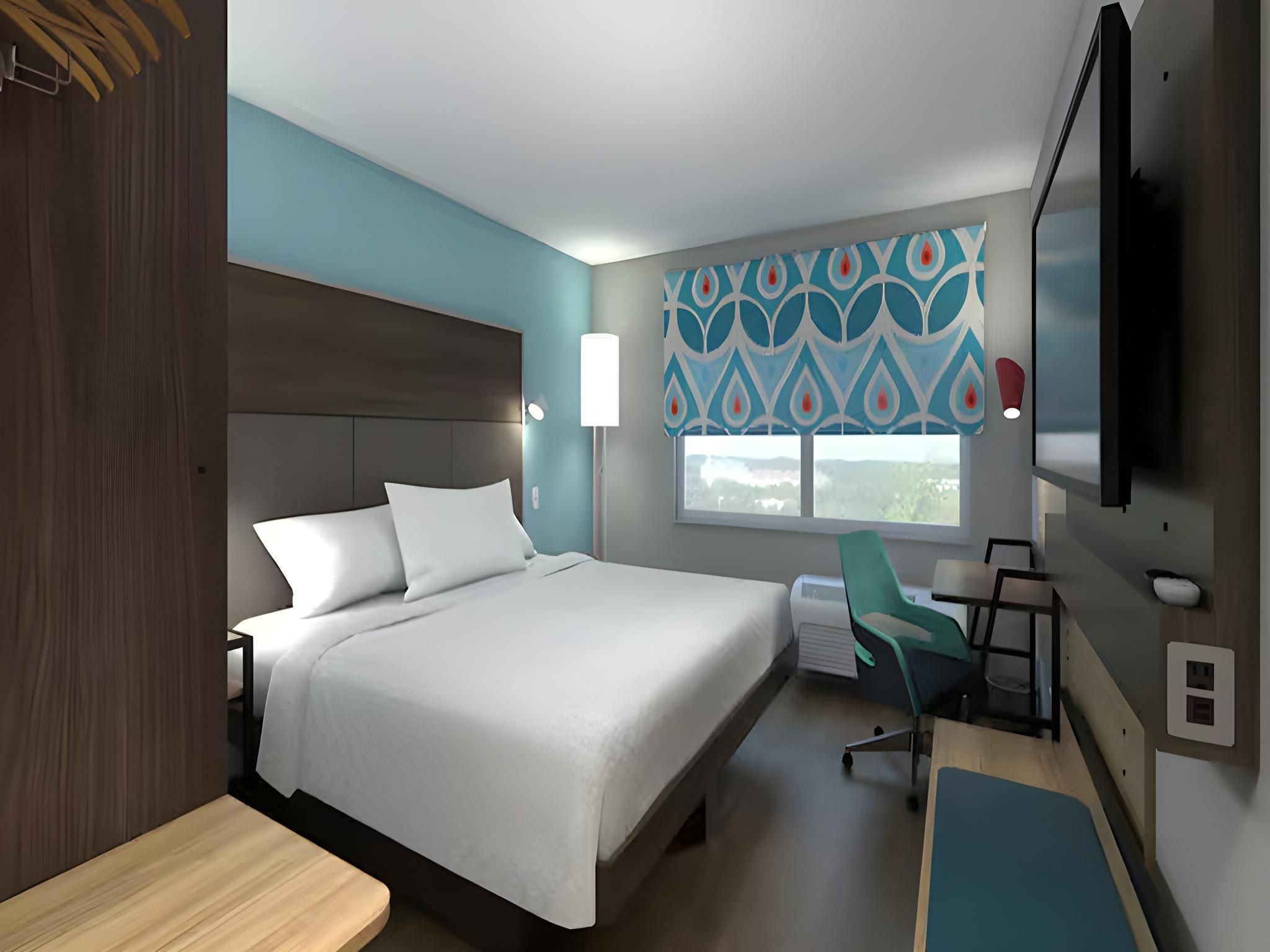 Tru by Hilton Lumberton 1 King Bed W/Walk in Shower 2