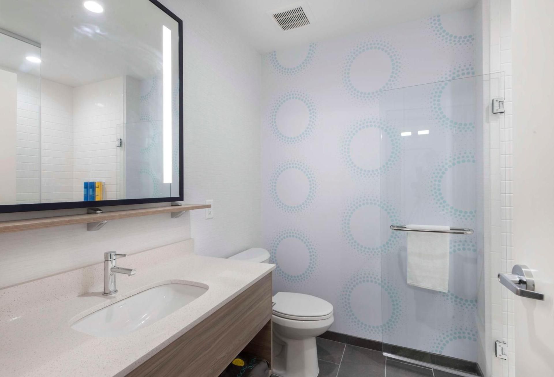 2 QUEEN BEDS W/WALK IN SHOWER