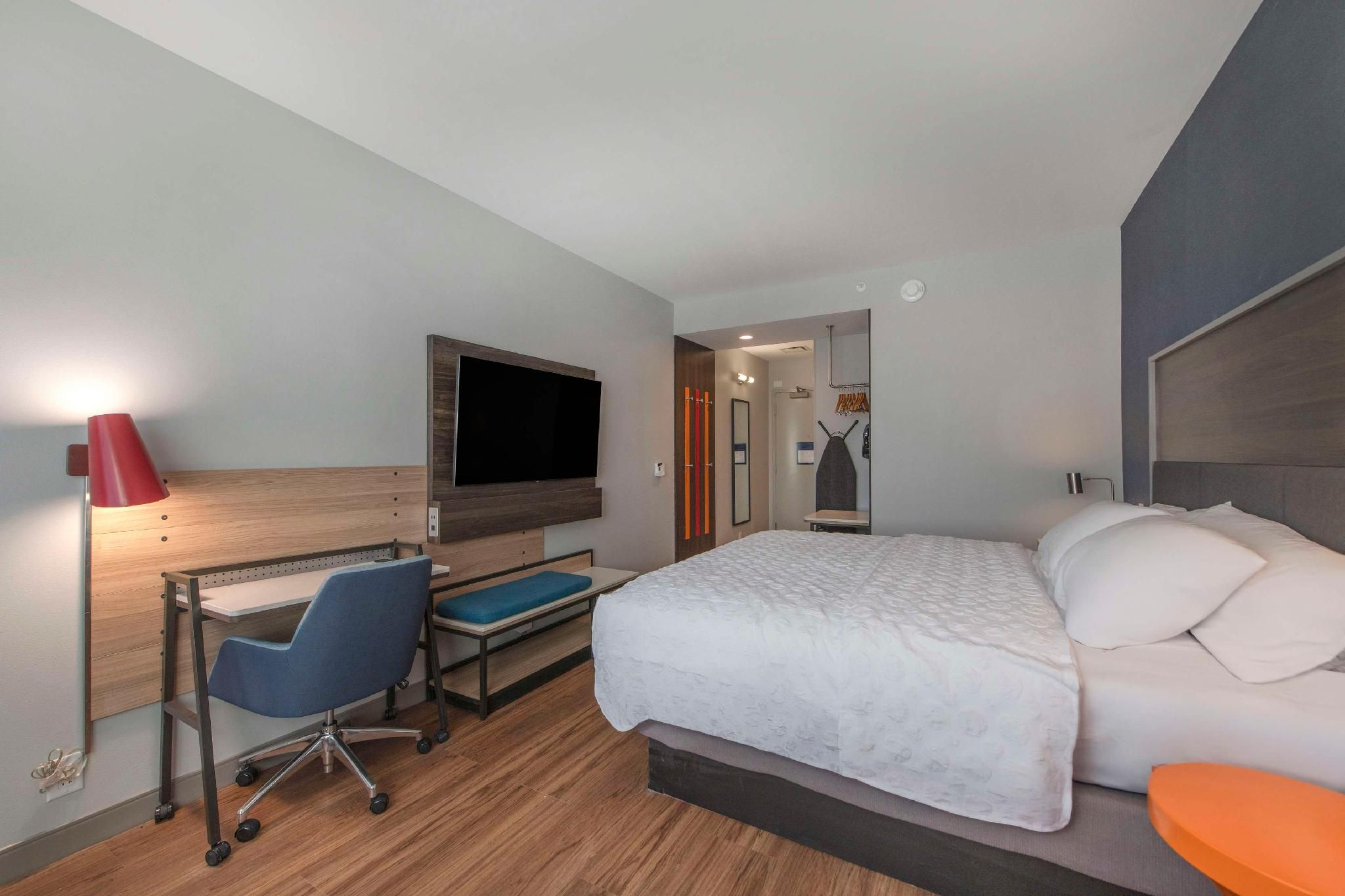 1 KING MOBILITY/HEARING ACCESS W/TUB