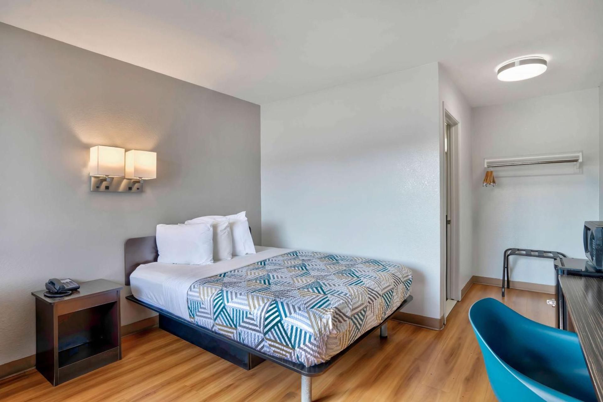 Queen Room - Disability Access - Non-Smoking