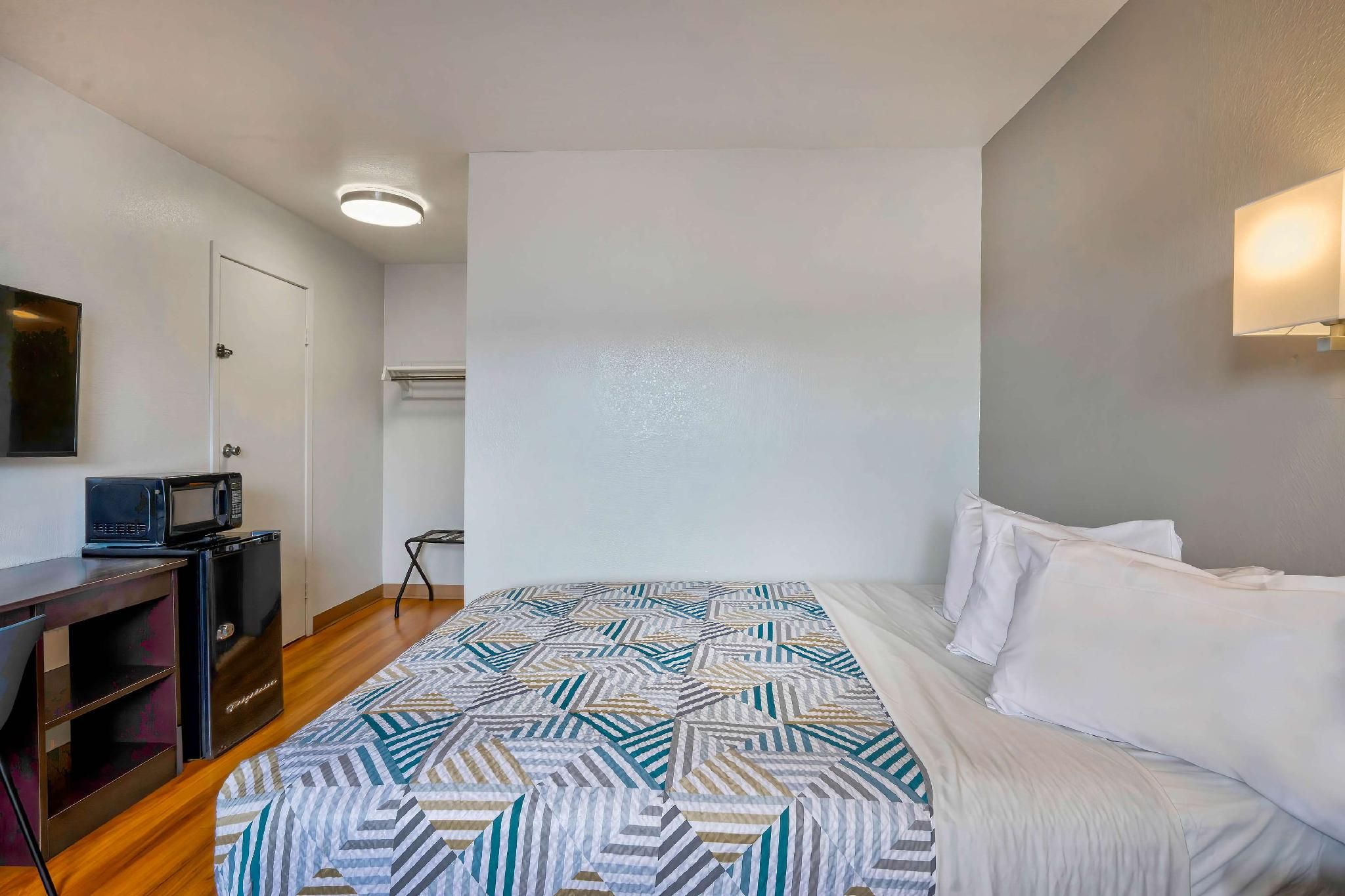 Motel 6 Lumberton, NC 1 Queen Bed | Smoking, Micfridge 2