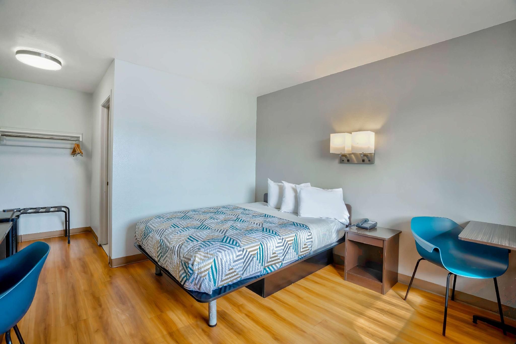 Motel 6 Lumberton, NC 1 Queen Bed | Mobil Acc RI Shwr Smk Micfridg 2