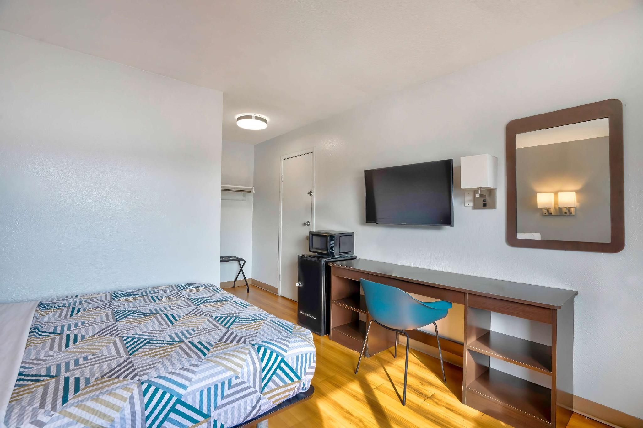 Motel 6 Lumberton, NC 1 Queen Bed | Smoking, Micfridge