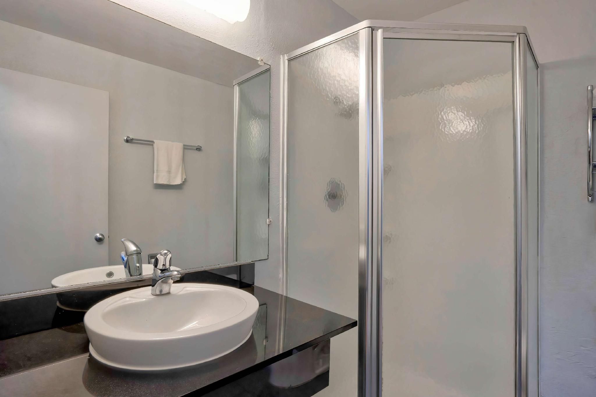 Motel 6 Lumberton, NC 1 Queen Bed | Smoking, Micfridge 3