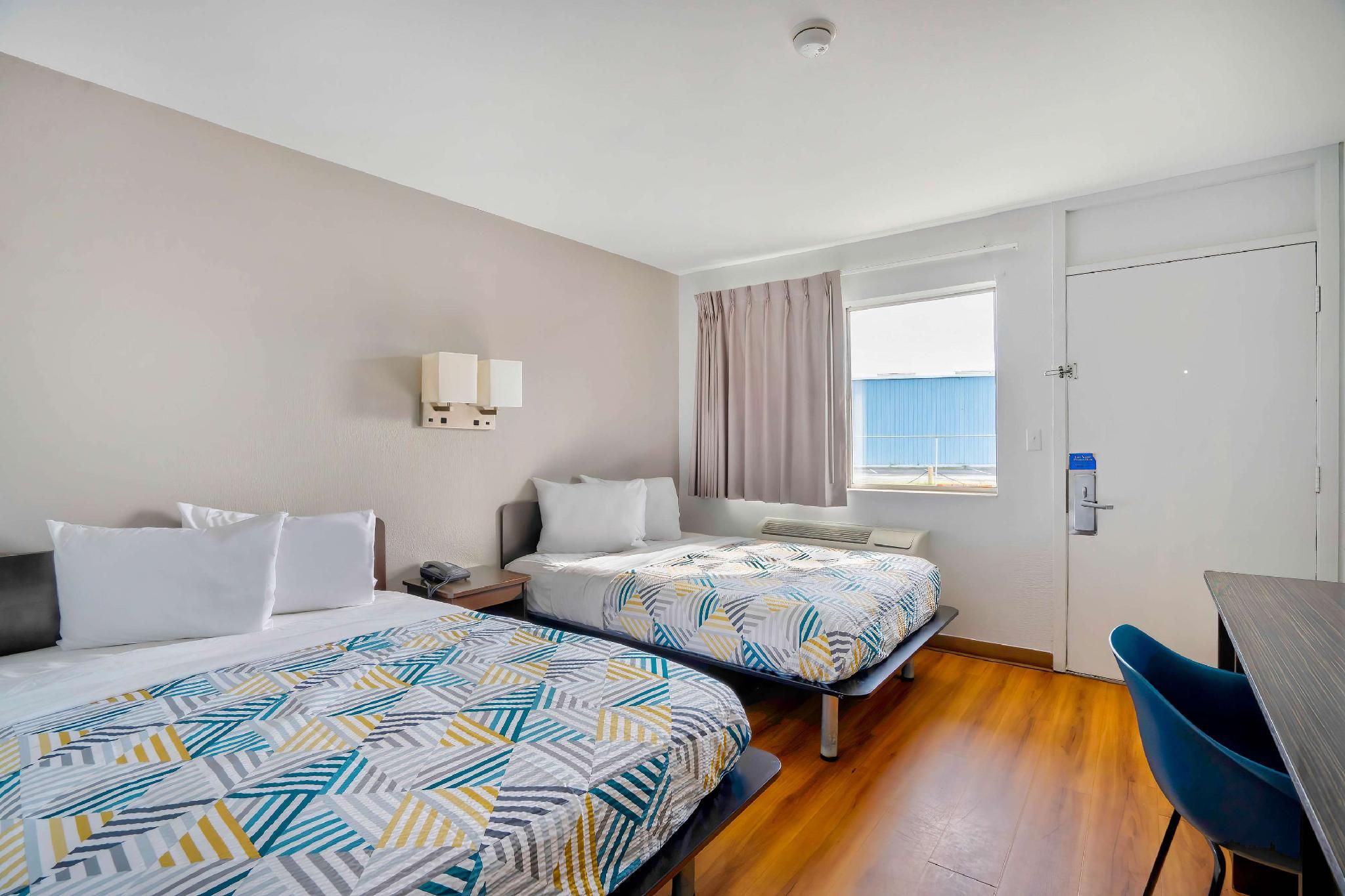 2 Full Beds | Smoking, Micfridge